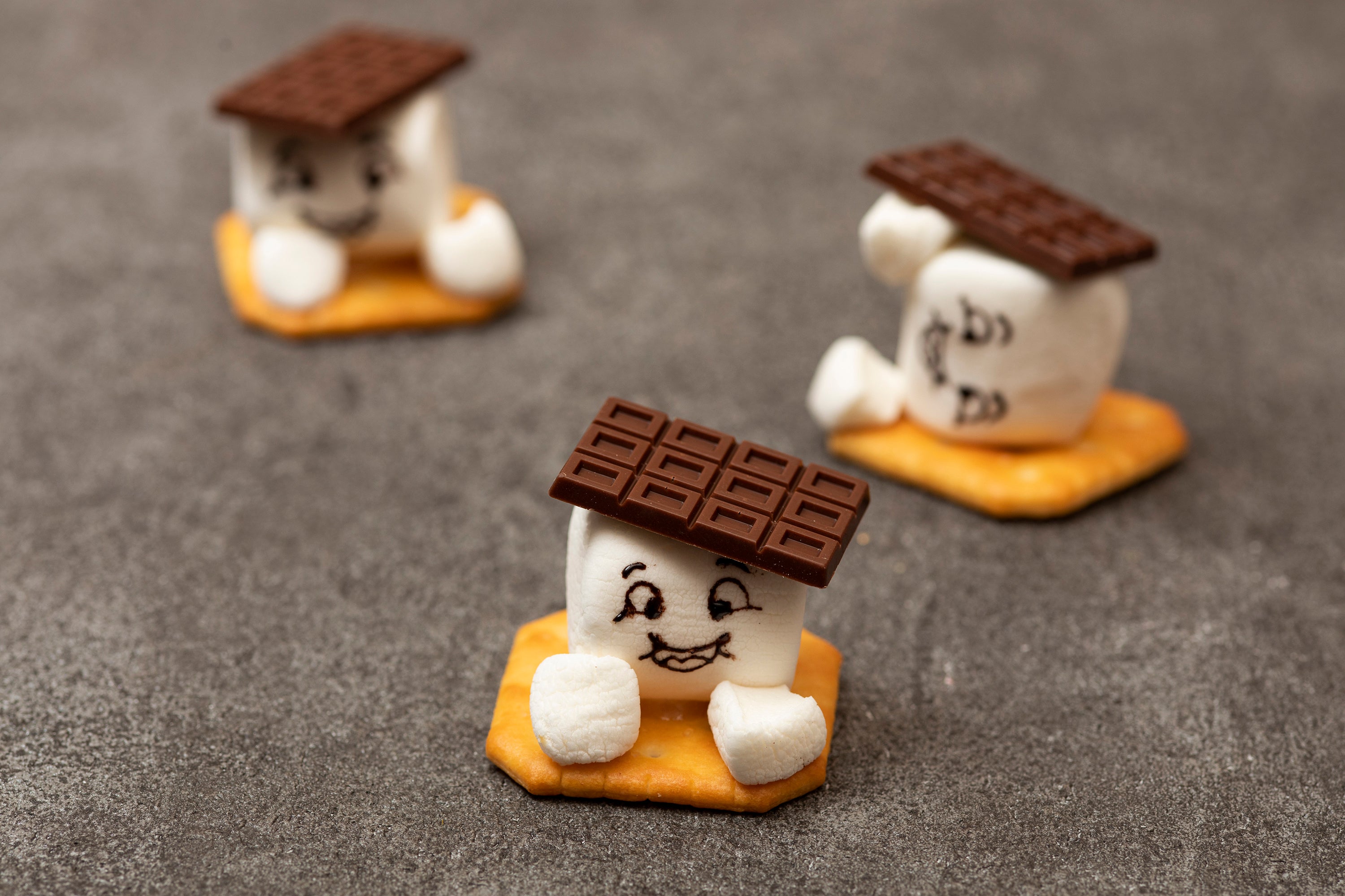 “ミニ・マシュマロマン”のクラッカーとチョコレートのサンド