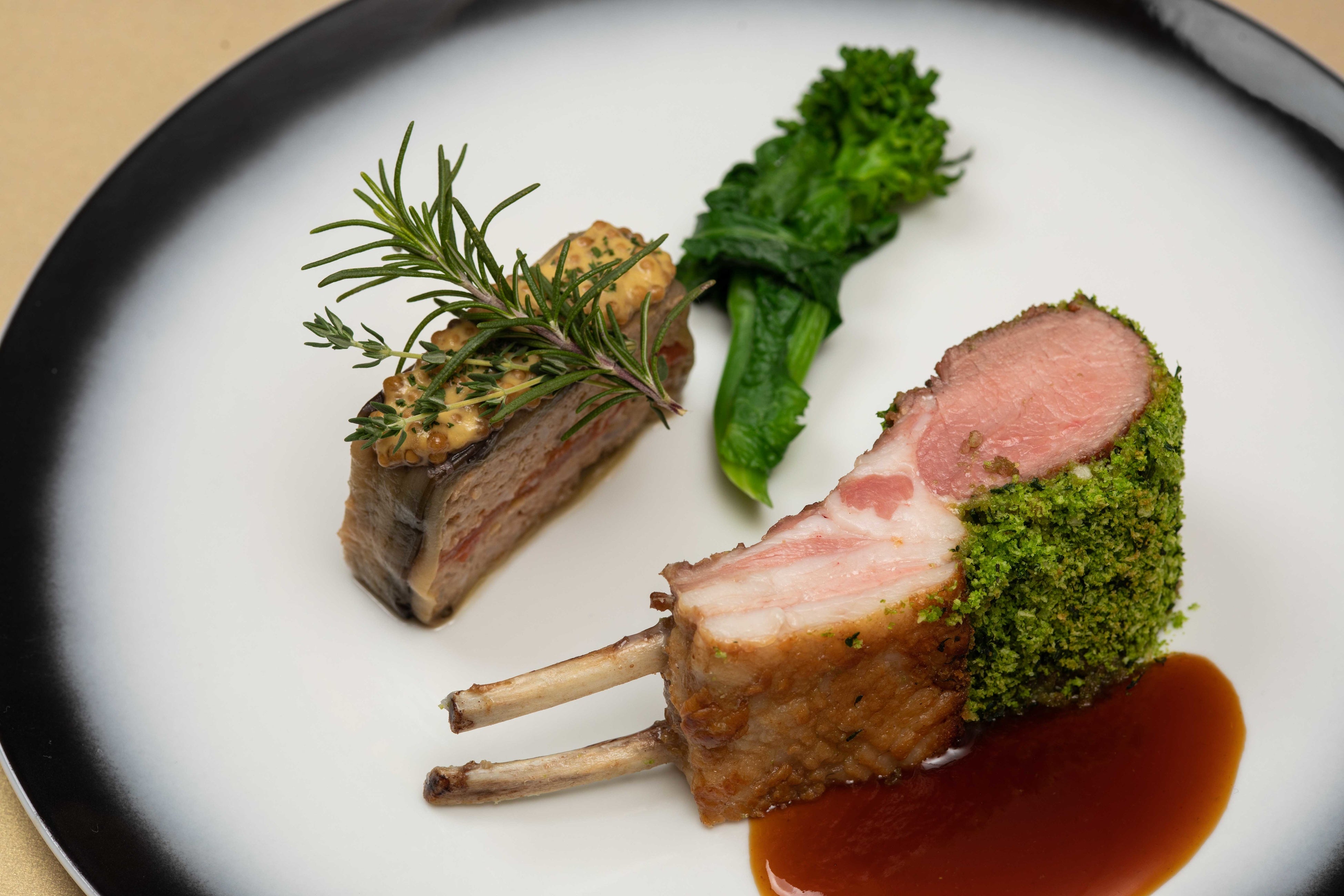 シストロン　仔羊羊背肉のロティ　ペルシヤード　ムサカ