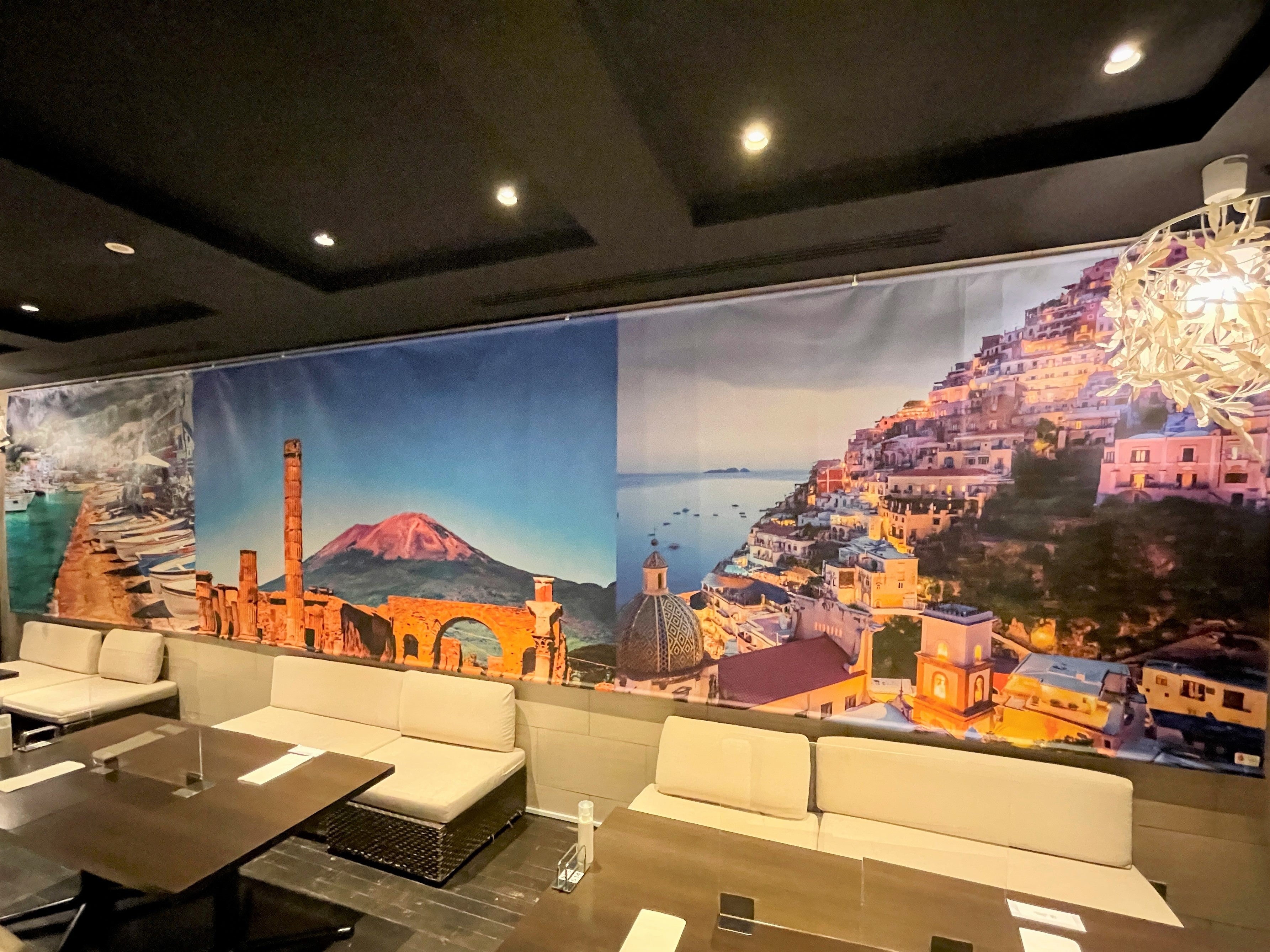 「LUXE DINING HAPUNA」イタリアの観光名所をイメージした装飾を施した店内