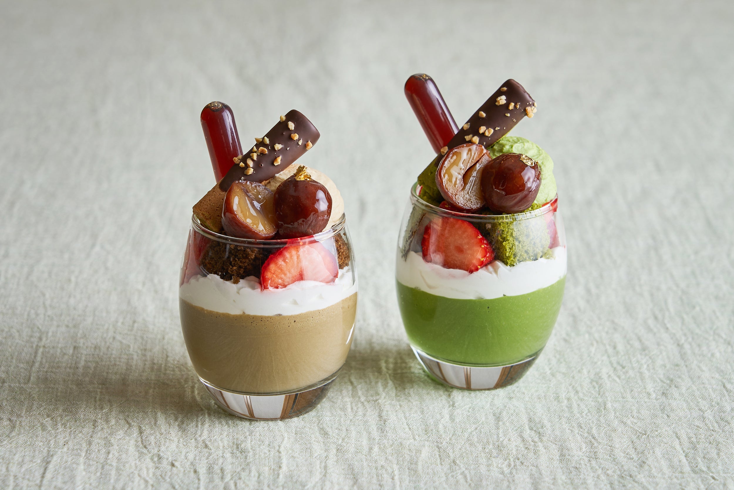 宇治ほうじ茶プリンパフェ（左） 、宇治抹茶プリンパフェ（右）