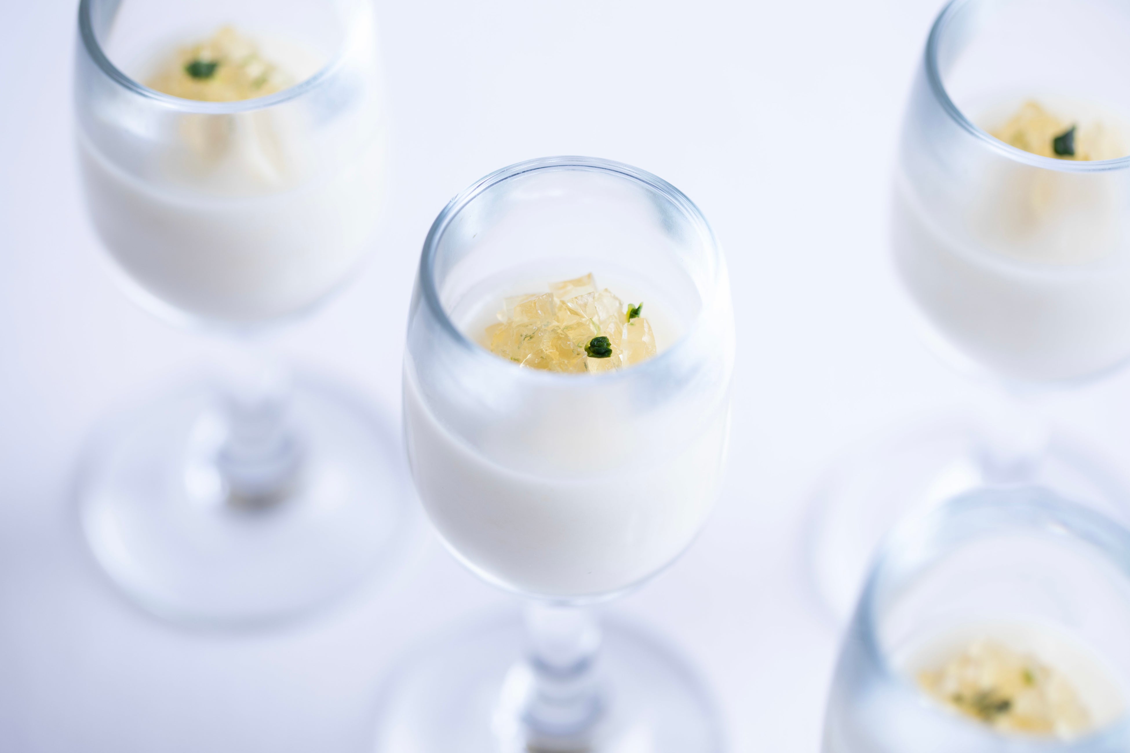若手料理人が考案した「カブのムースコンソメジュレ」