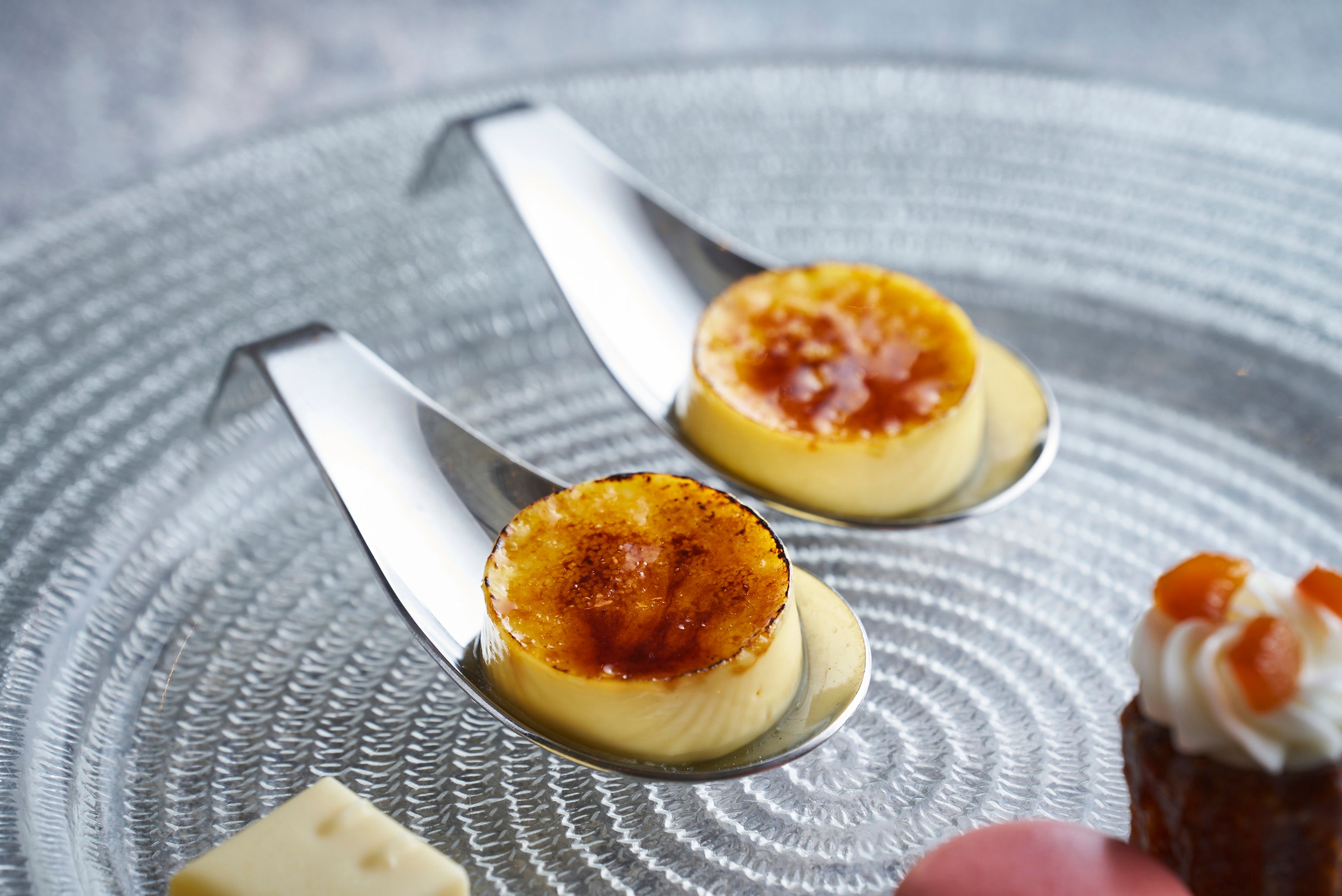 プティフールのふらの牛乳ブリュレ（DINING & BAR TABLE 9 TOKYO）