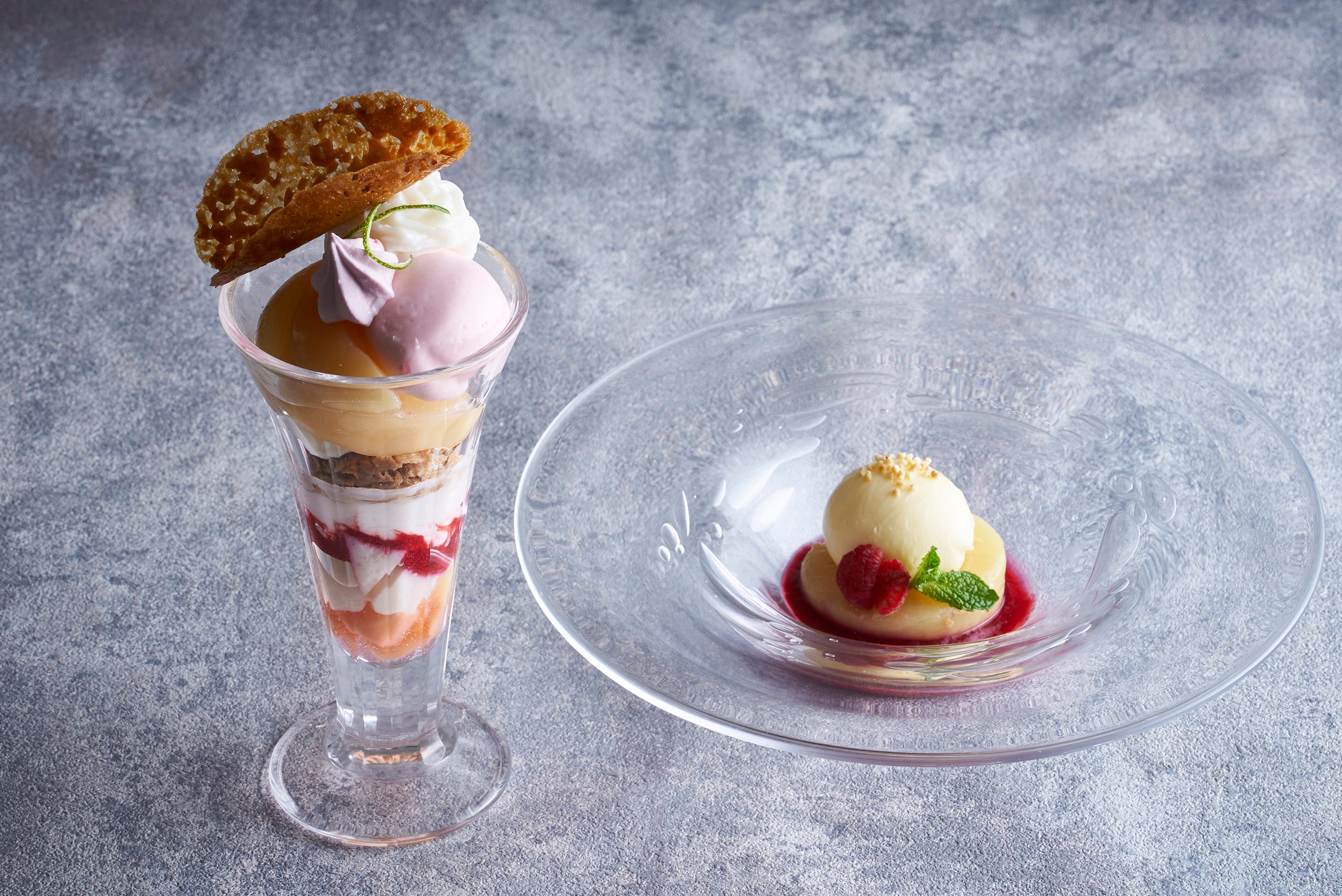 グランデザート　「ピーチ＆ミルクパフェ」「ピーチメルバ」（左より）