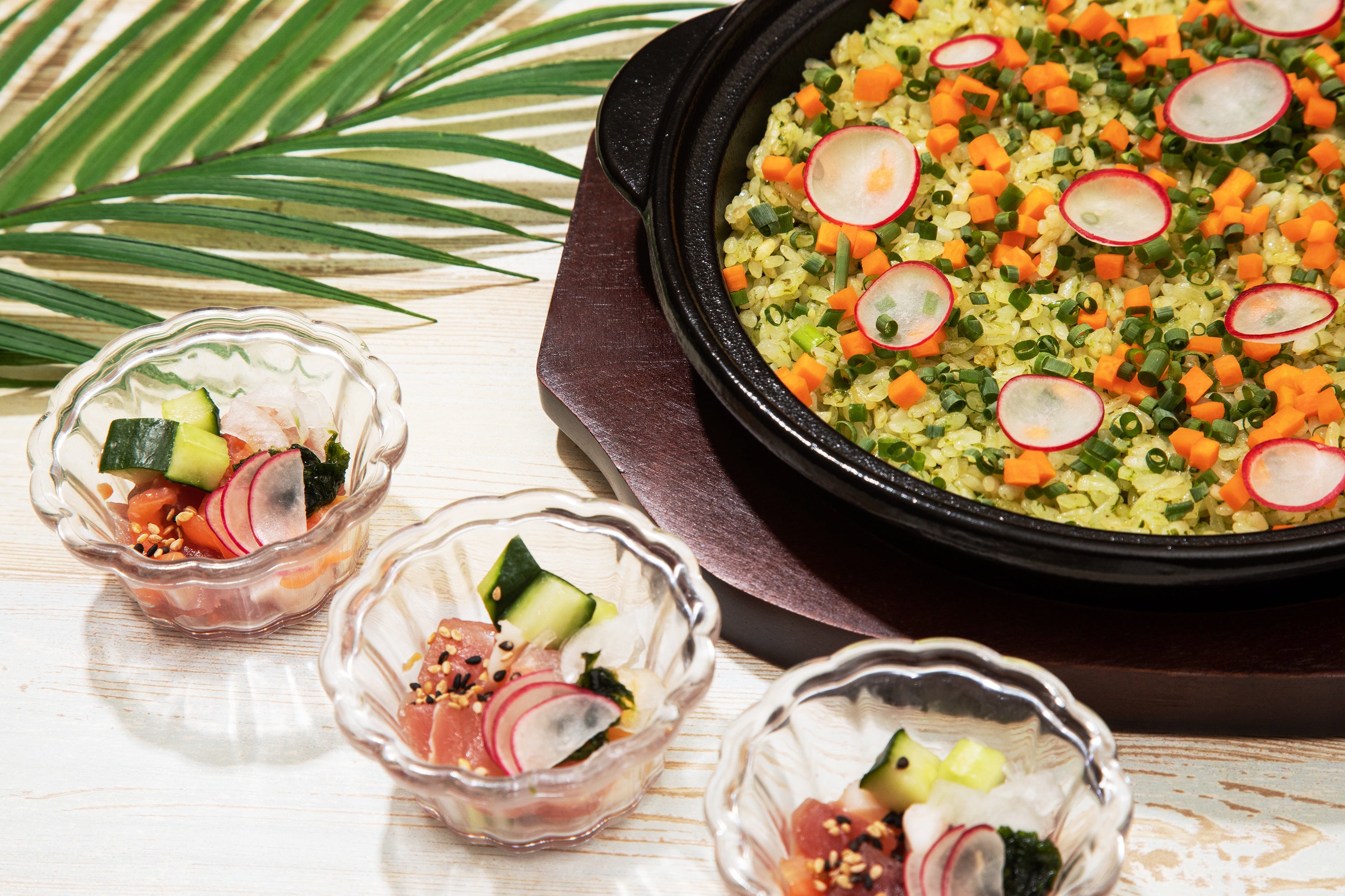 プリンス ワイキキのレシピを用いたジンジャースキャリオン フライドライスとアヒ ポキ