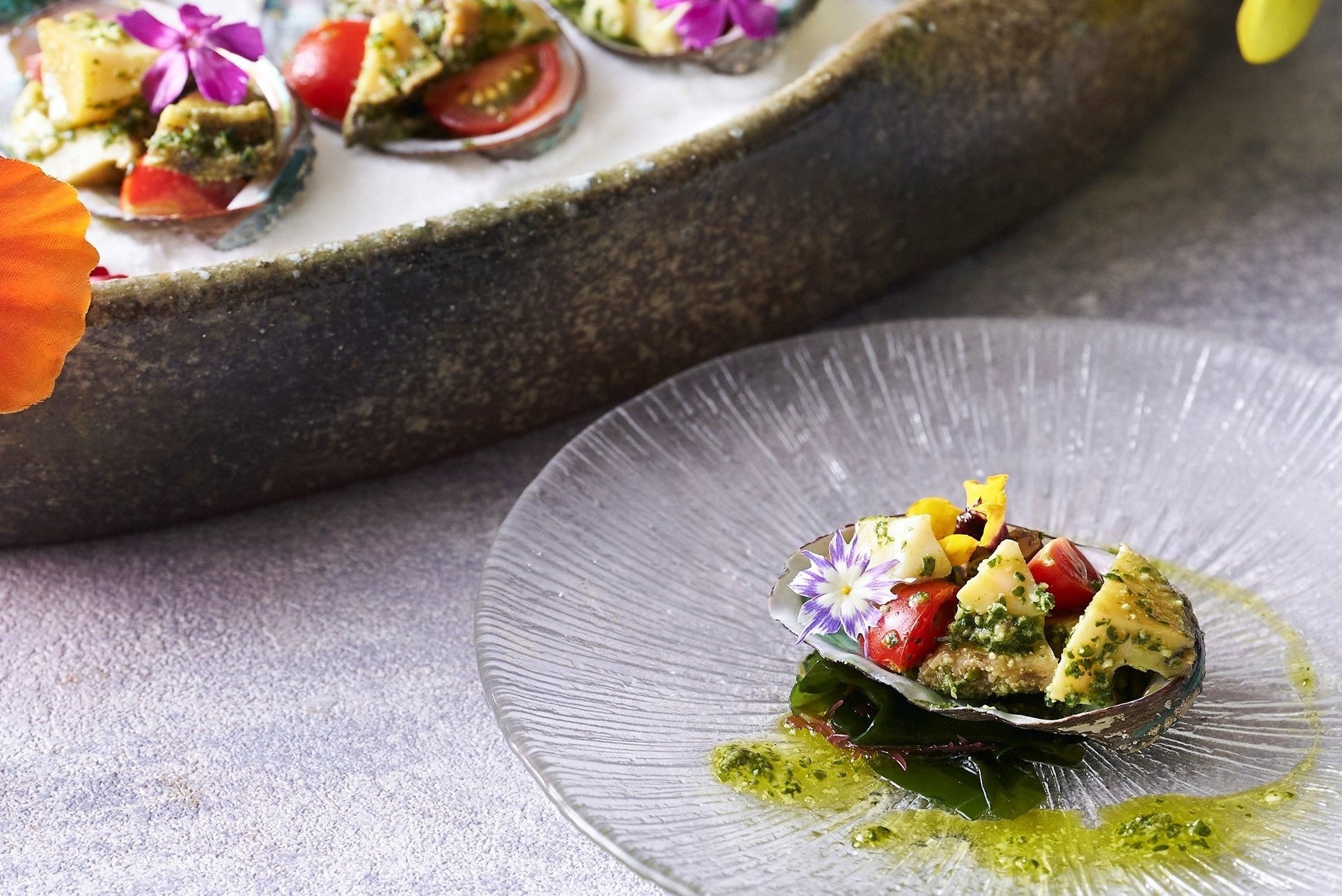 料理長のスペシャリテ「アワビのサラダ仕立て サルサヴェルデ」