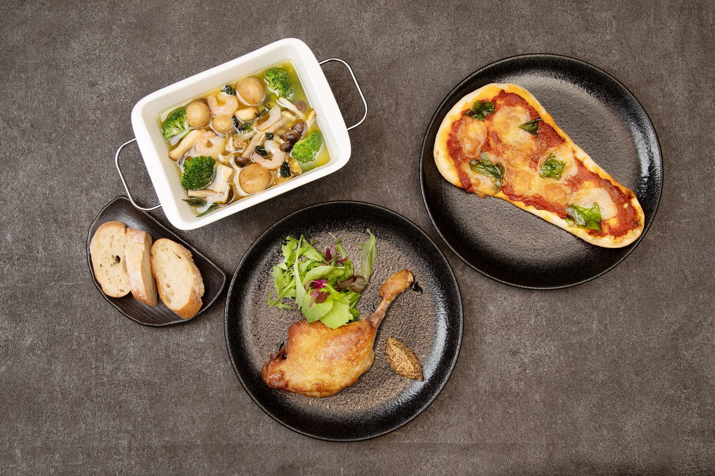 （左より）いちょう坂シェフズアヒージョ・もっちりピザ マルゲリータ風・鴨のコンフィ マスタード添え（和ビストロ いちょう坂）