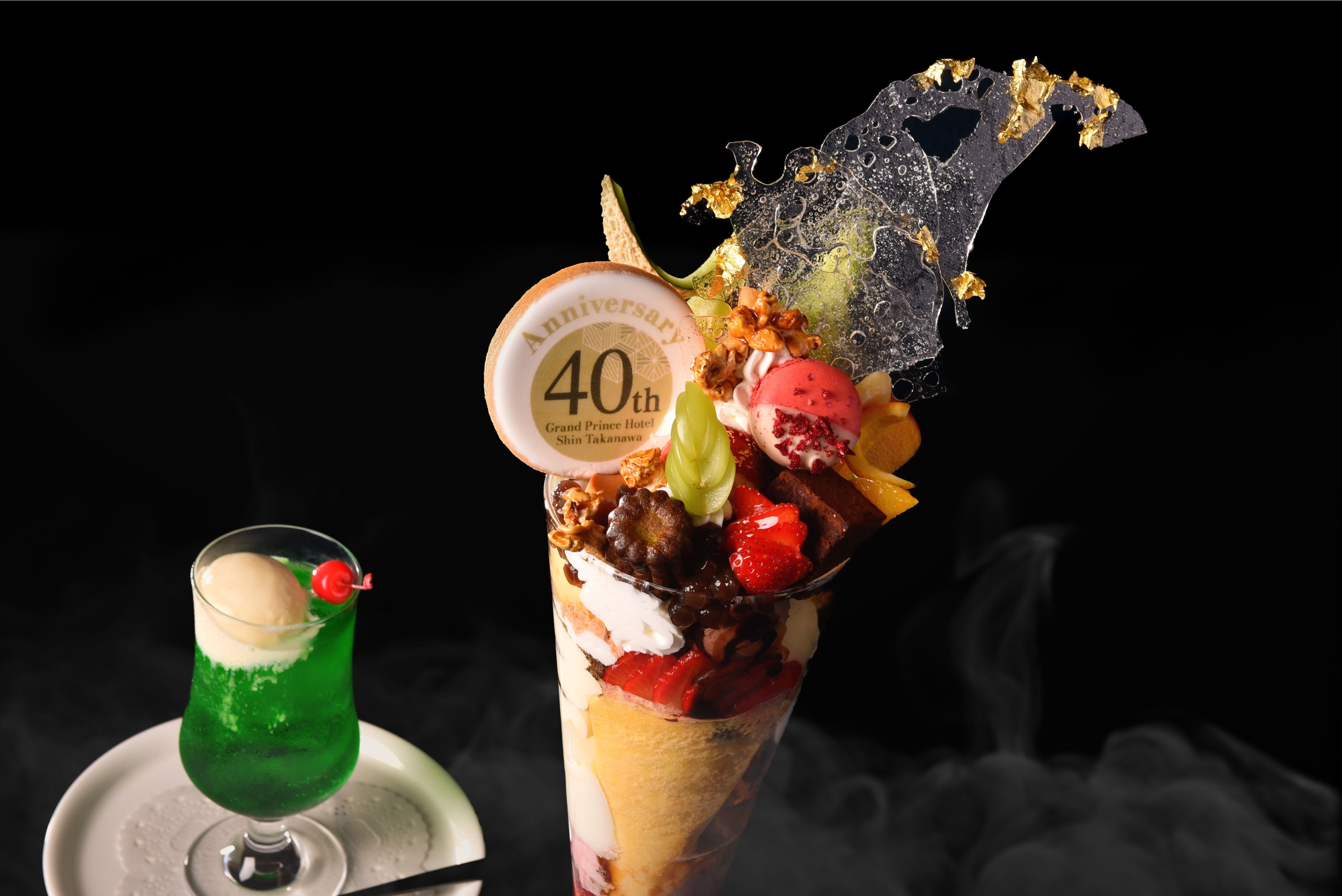 左より、メロンクリームソーダ、メガパフェ