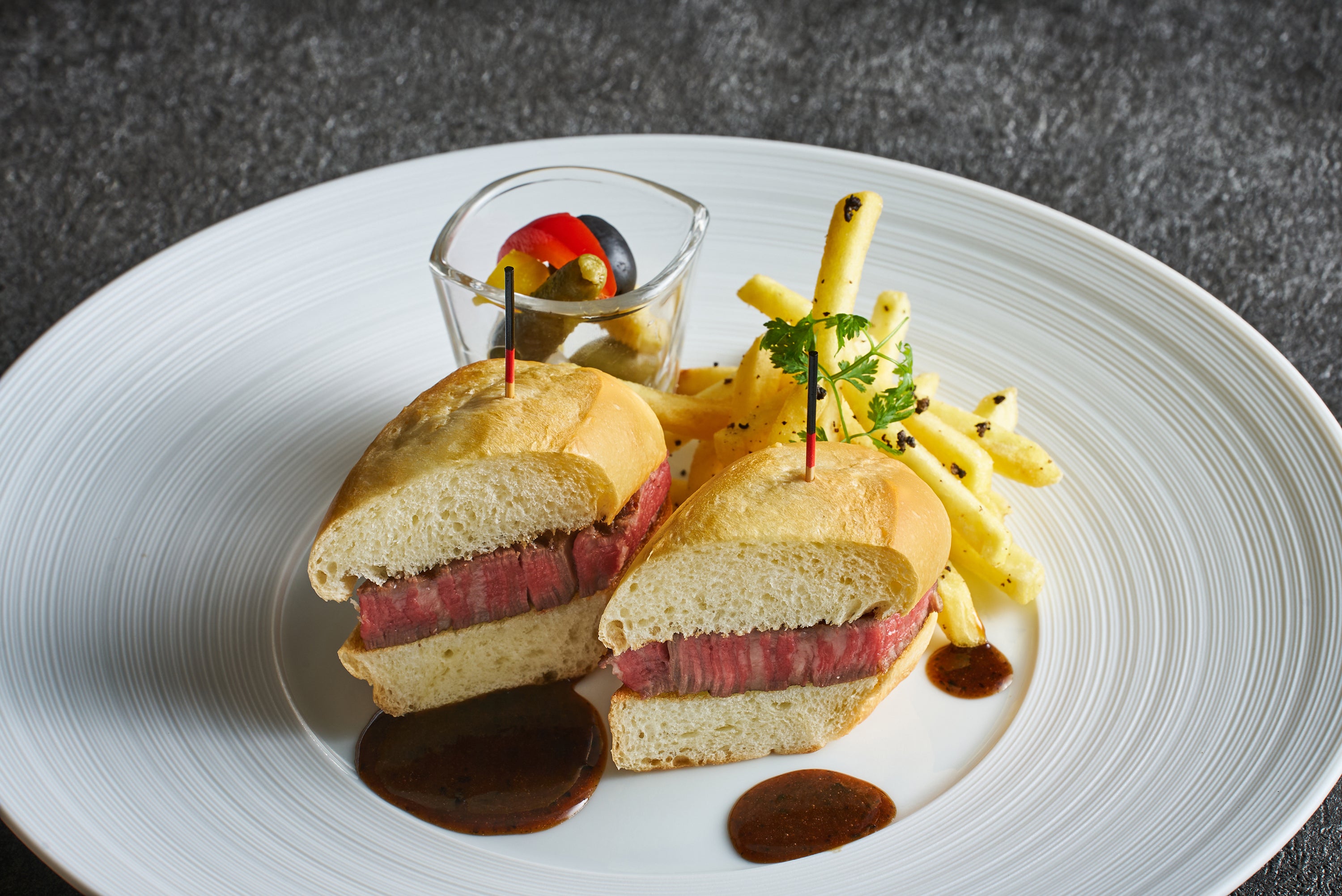 佐賀牛フィレ肉のステーキサンドウィッチ（『DINING & BAR TABLE 9 TOKYO』）