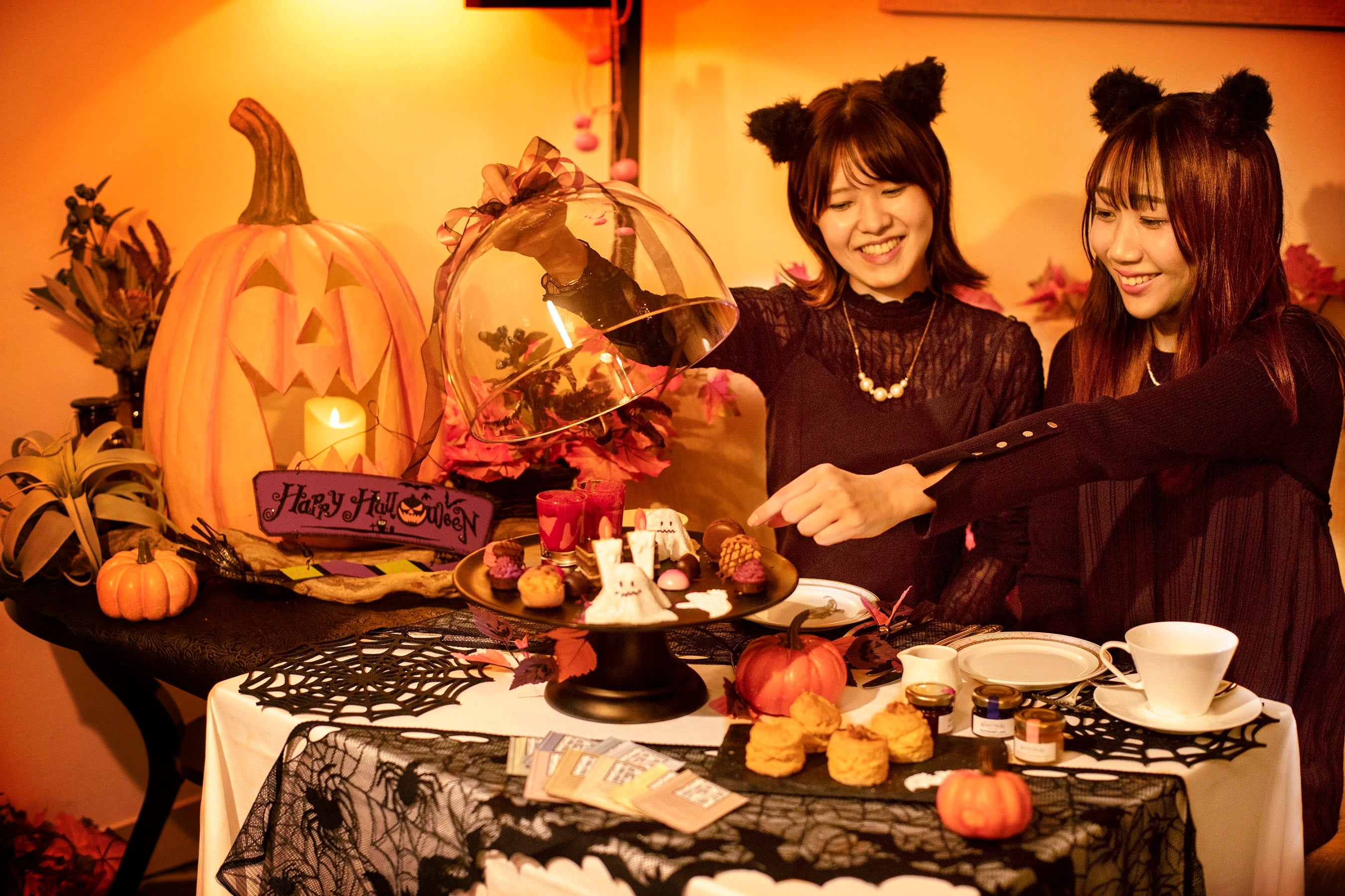 客室内で提供されるハロウィーンスイーツプレート