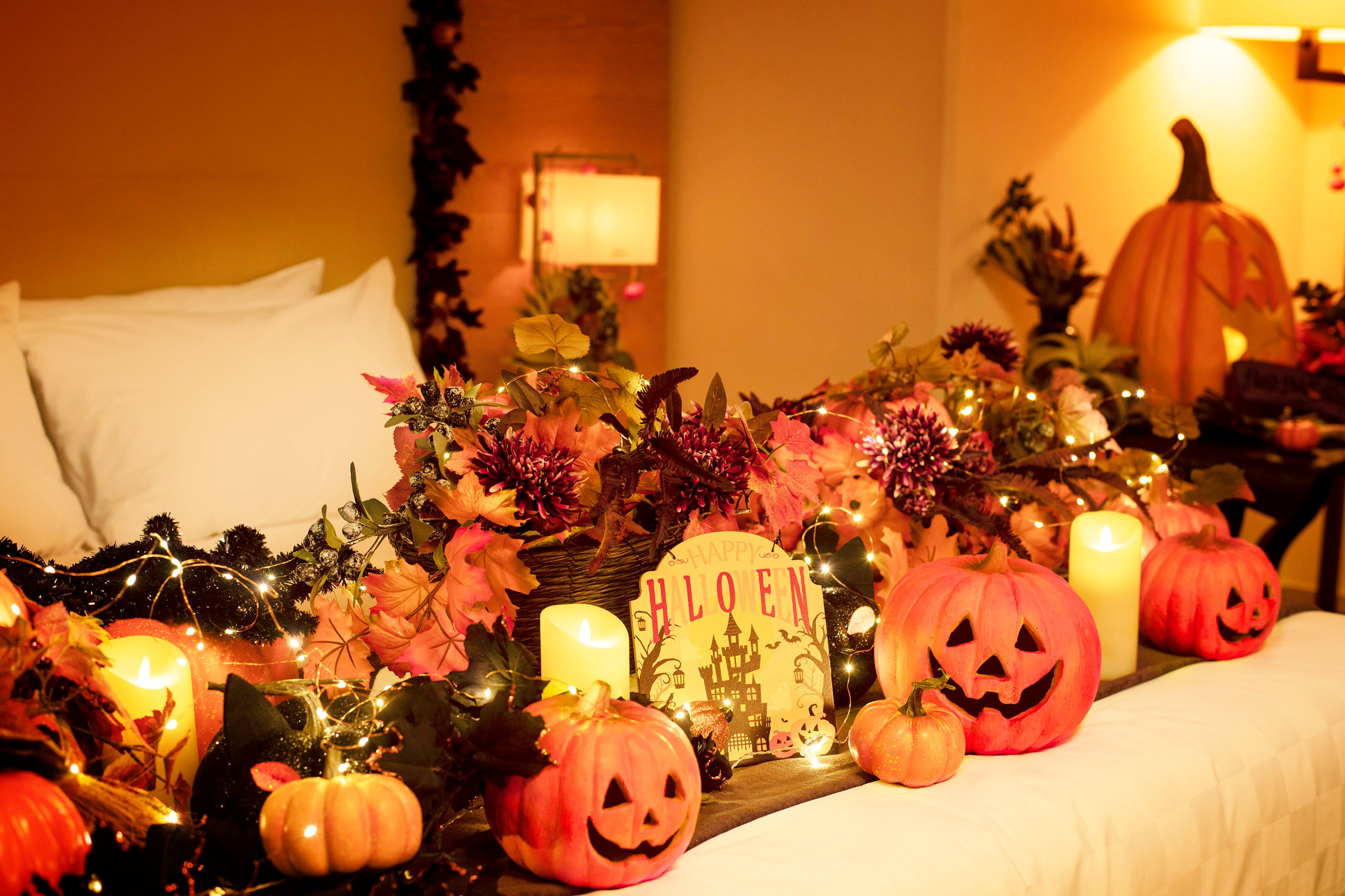 ジャック・オ・ランタンやキャンドルで装飾されたお部屋