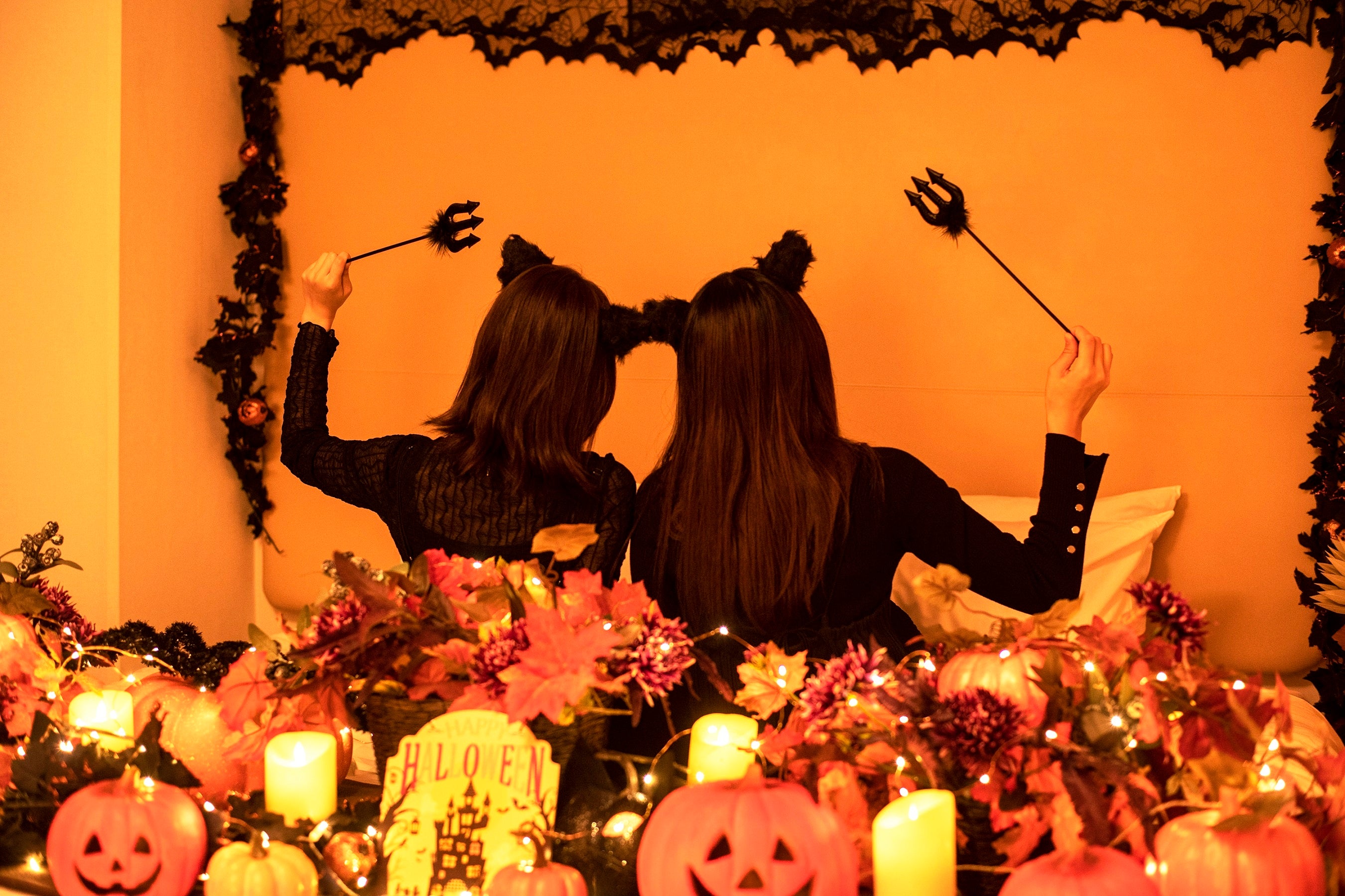 仮装やメイクでハロウィーン気分を楽しんで