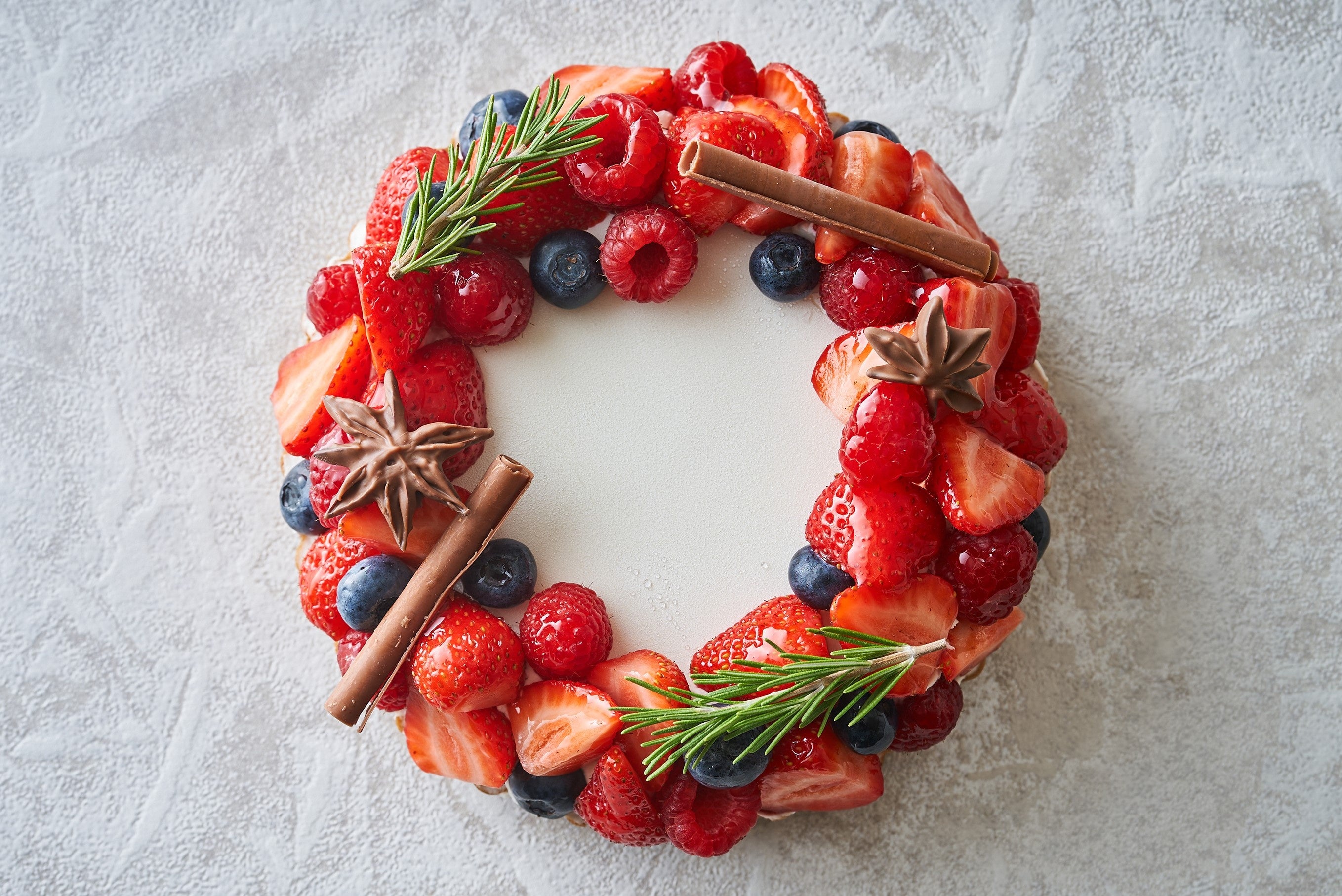 2022年新作の「クリスマスリースタルト」はリースをイメージしいちごなどを贅沢にトッピング