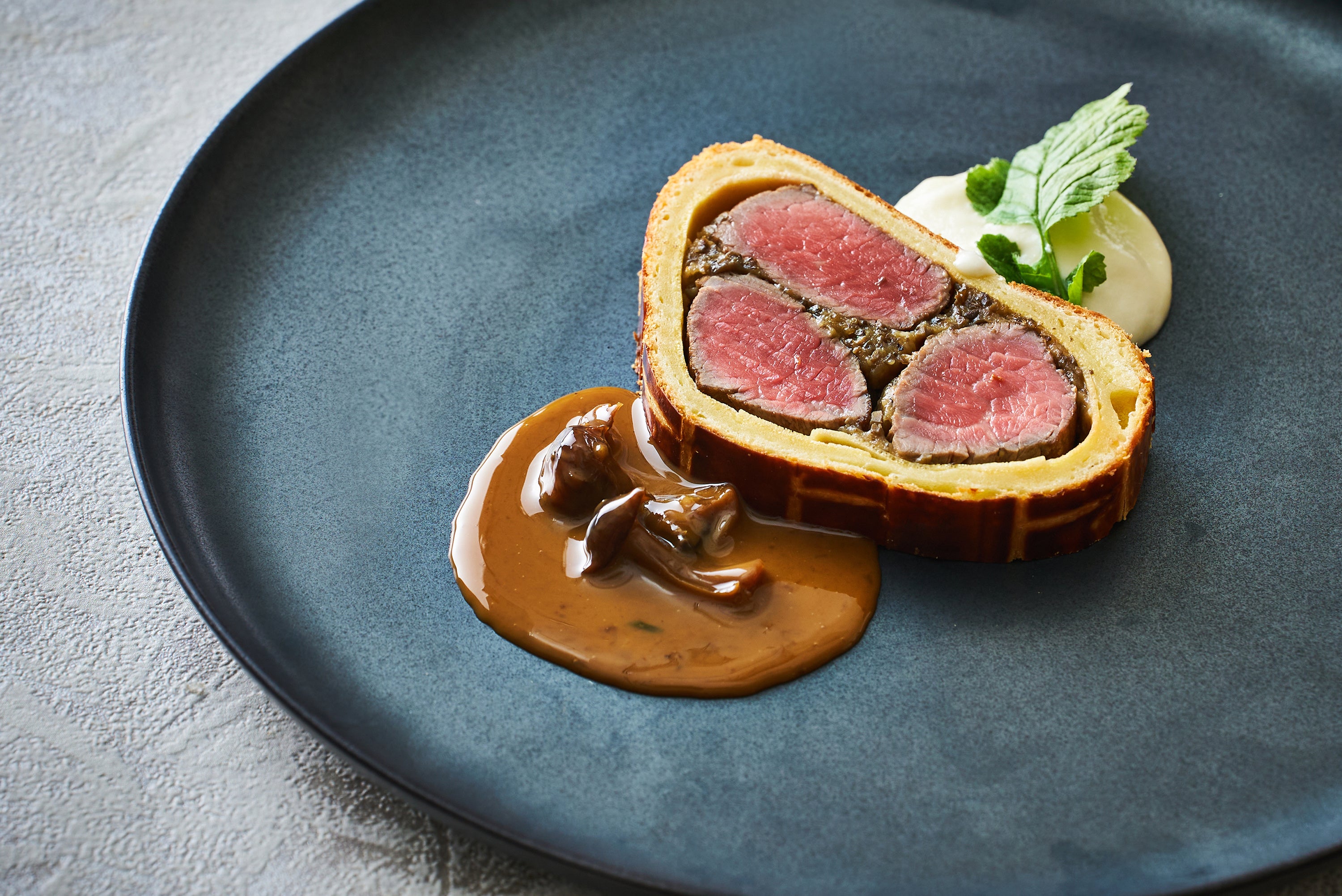 おひとりさま1皿限定のスペシャリテ「牛フィレ肉のブリオッシュ包み　ソースフォレスティエール」