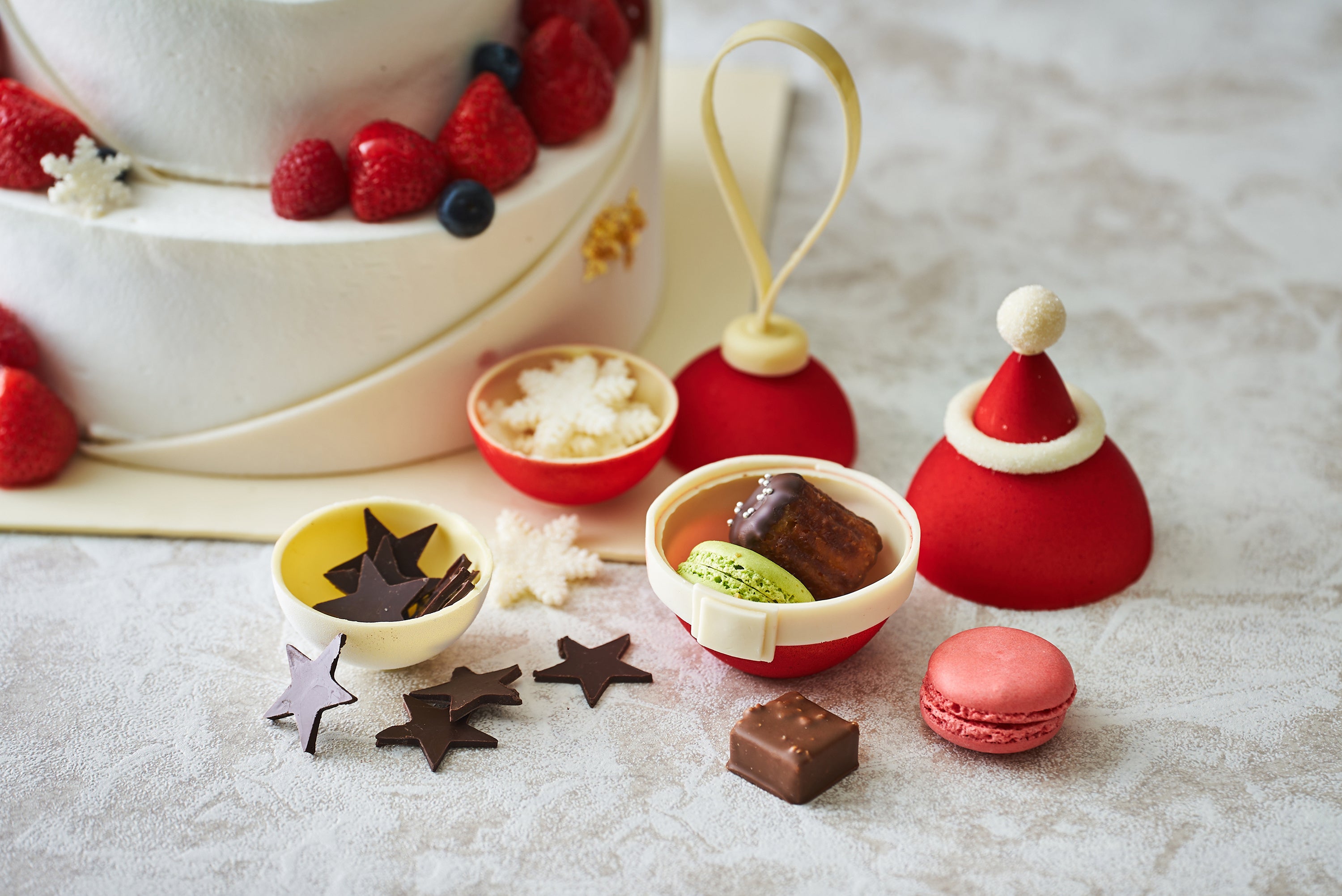 オーナメント型のチョコレートの中に隠れている飾り付け用の星や雪の結晶（品川プリンスホテル）