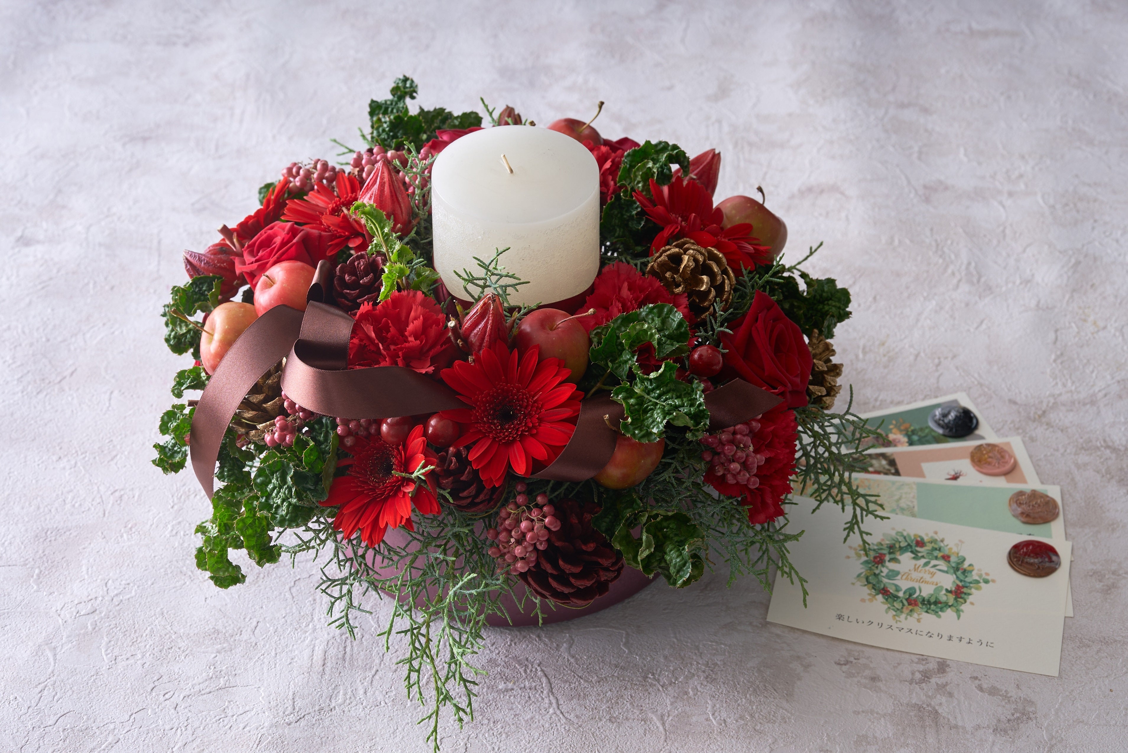 オプション商品でご用意したクリスマスリースとキャンドル、クリスマスカード