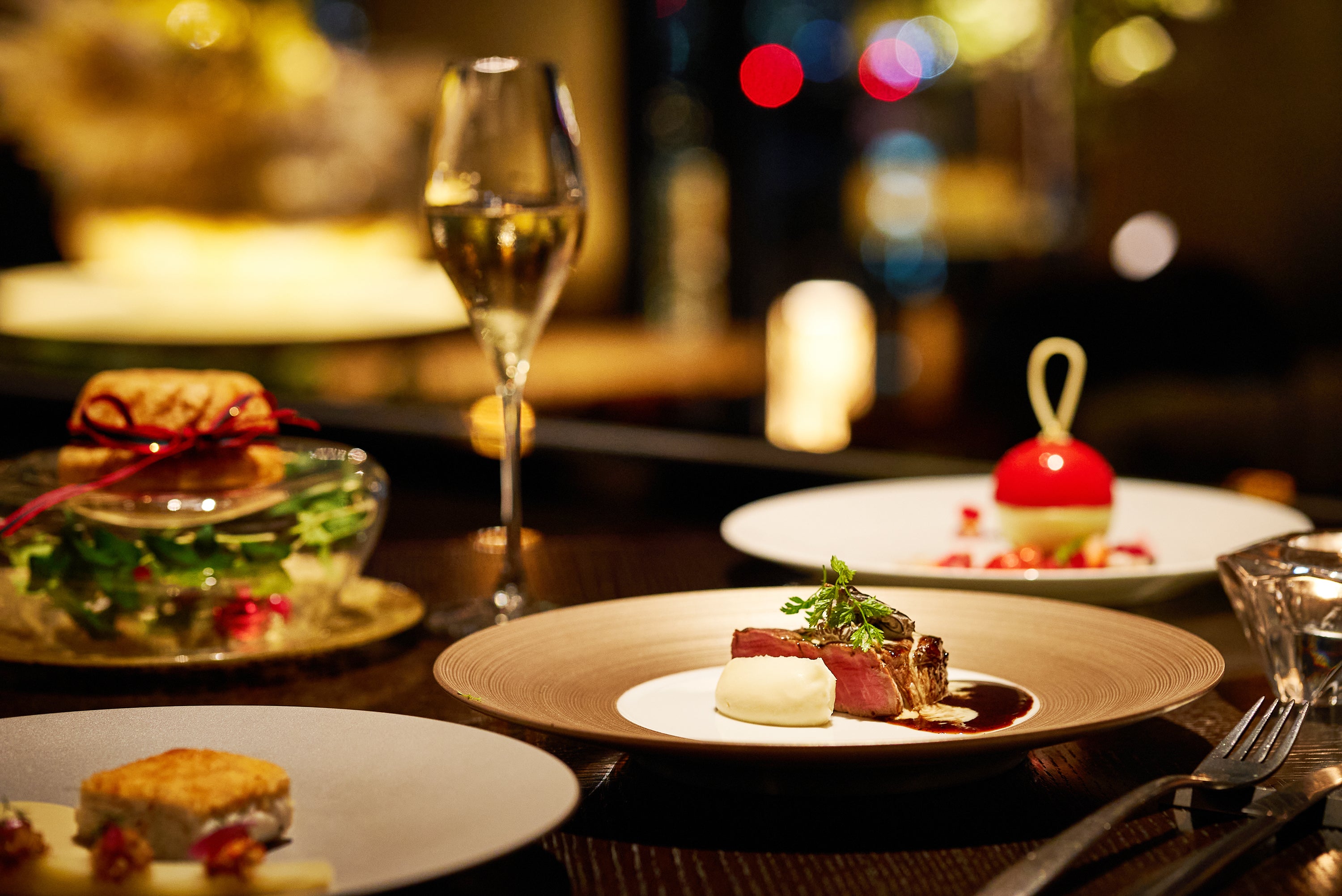 DINING & BAR TABLE 9 TOKYOのシグネチャーメニューの一つである「和牛フィレ肉 トリュフソースとモリ―ユ茸のア・ラ・クレーム」