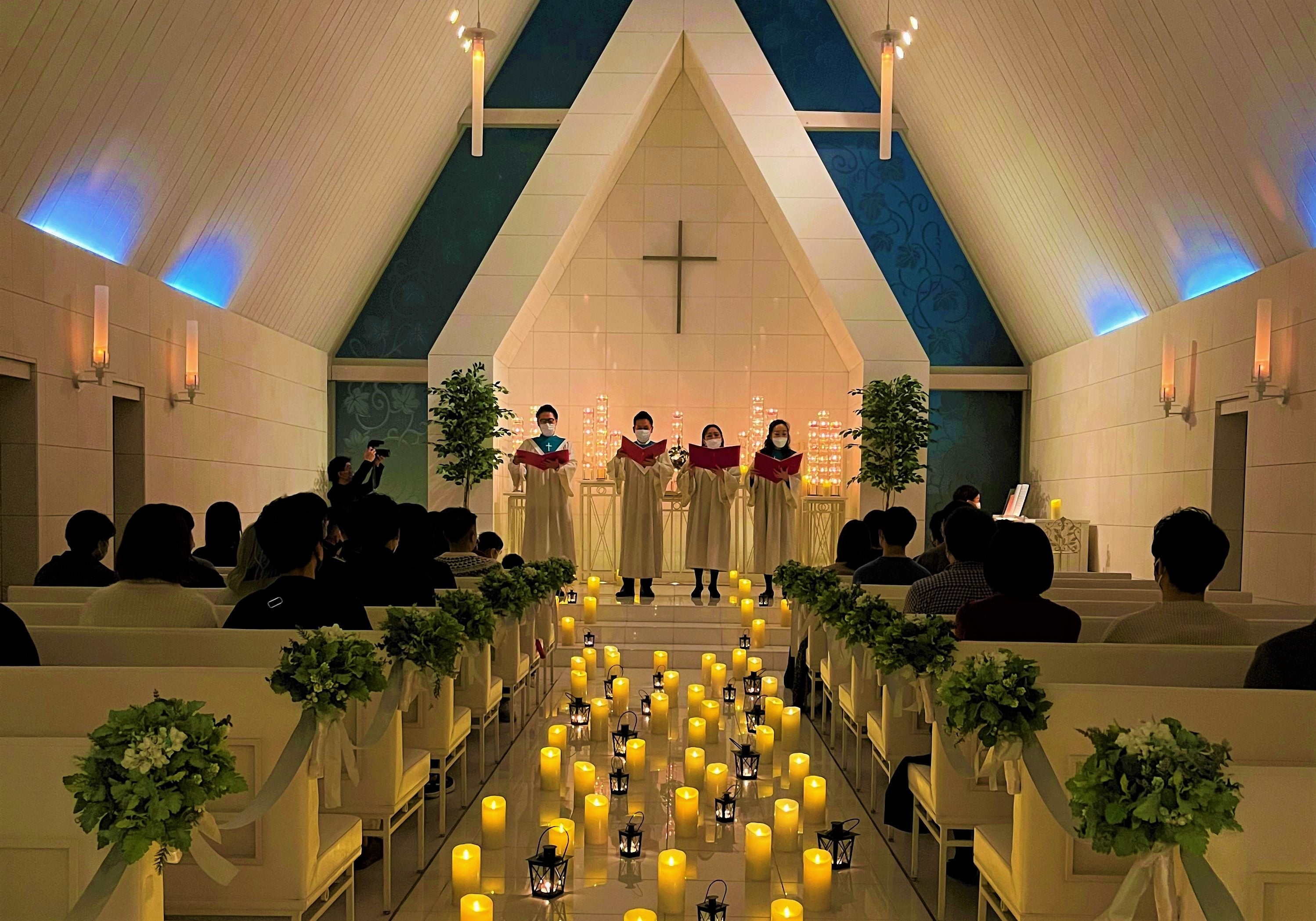 オルガン奏者と聖歌隊によるチャペル内で行われるクリスマスコンサート