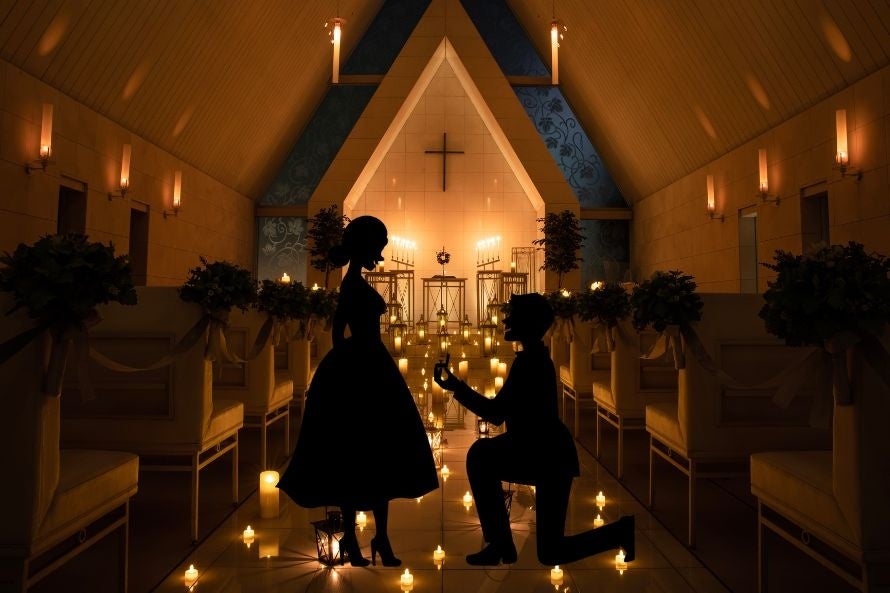 きらめくキャンドルの灯りに包まれたクリスマス限定の装飾を施した貸し切りチャペルでプロポーズ