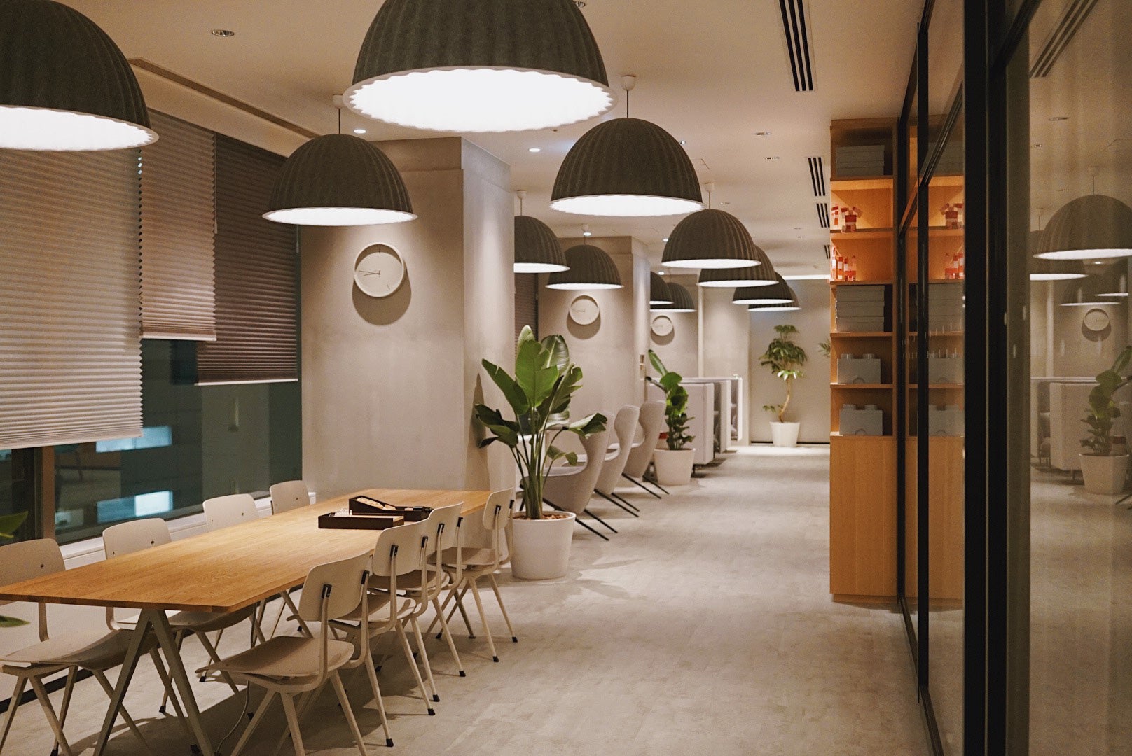 【コワーキングエリア】ミーティングルームや電源タップを備えたソファ席やテーブルをご用意（品川プリンスホテル）