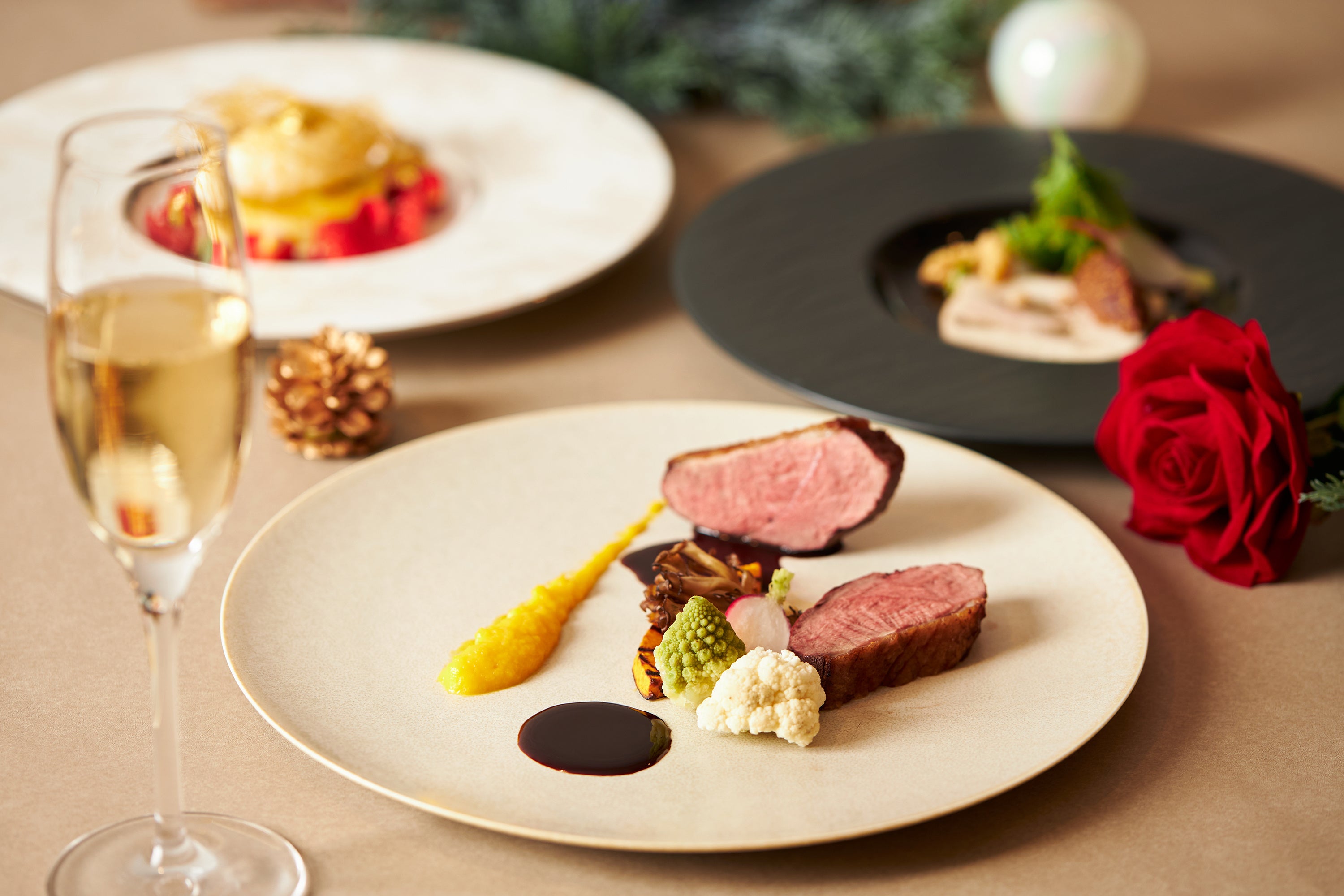 バラを添えたクリスマスディナー