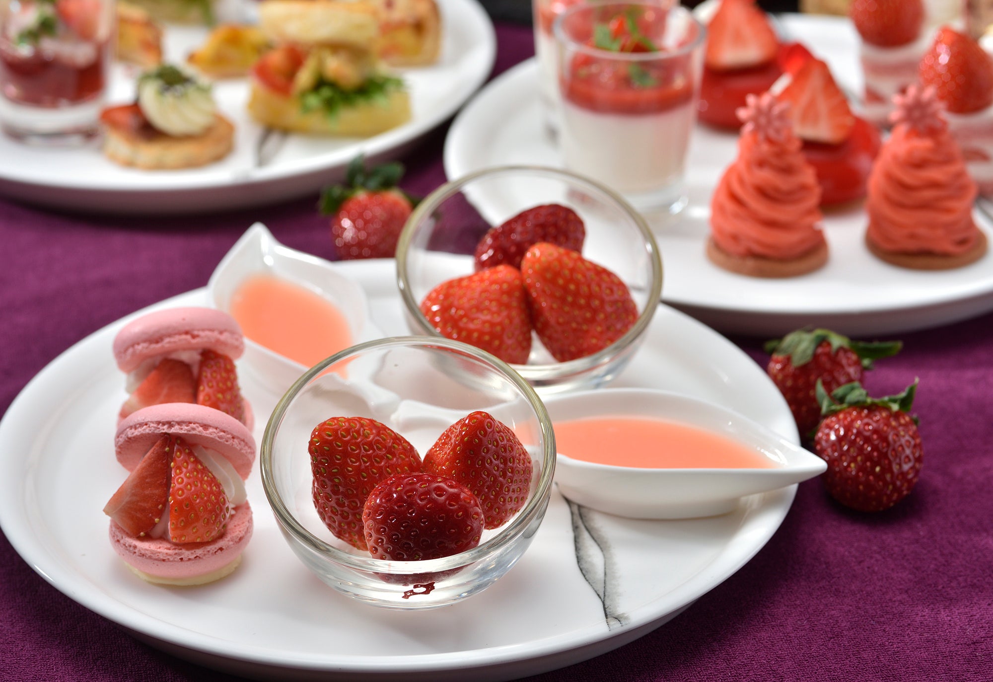 オリジナル練乳と共にいちご3種の食べ比べ