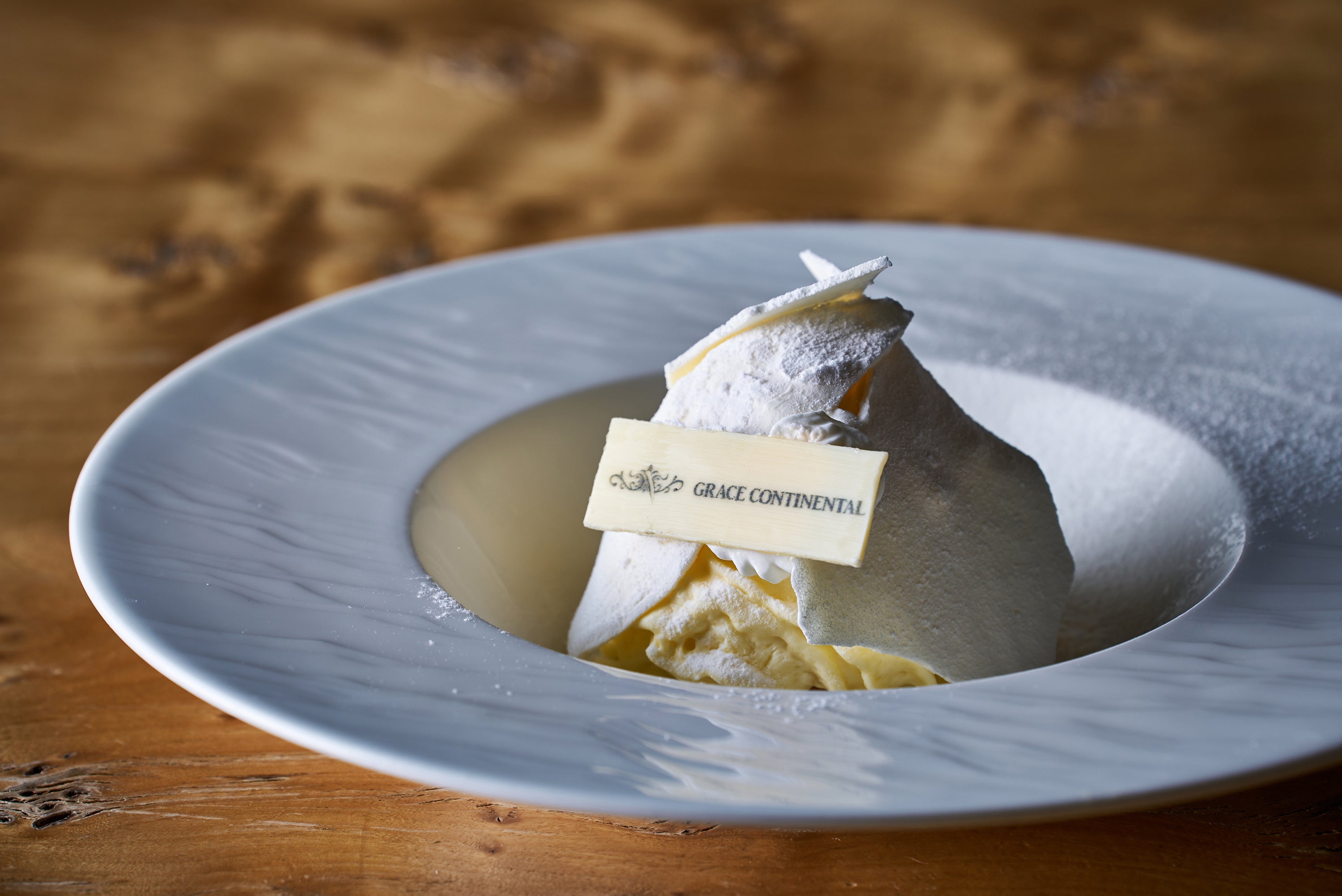 スペシャリティランチの最後を彩るデザートにロゴをプリントしご提供（品川プリンスホテル）