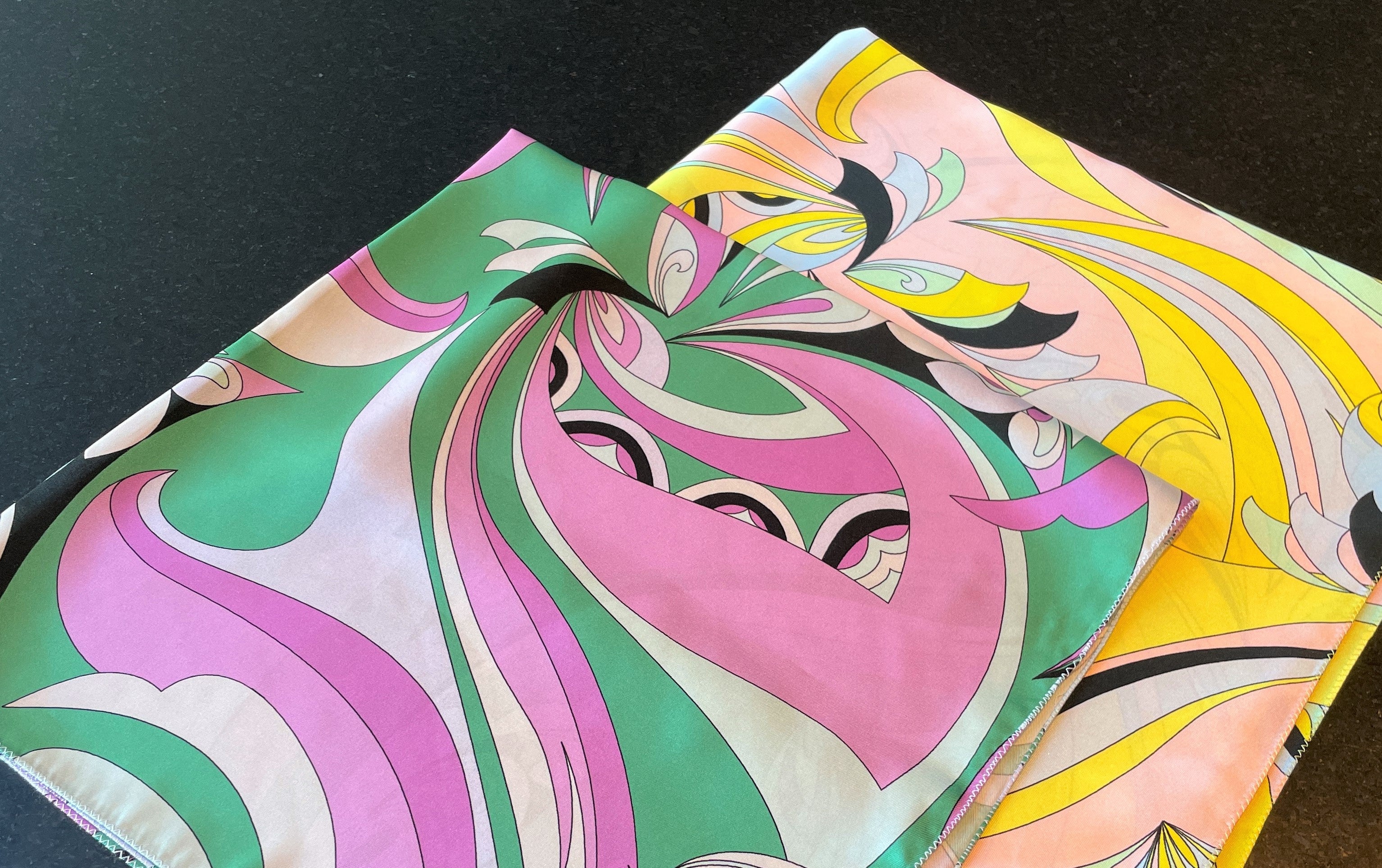 オリジナルデザインのスカーフ（品川プリンスホテル）