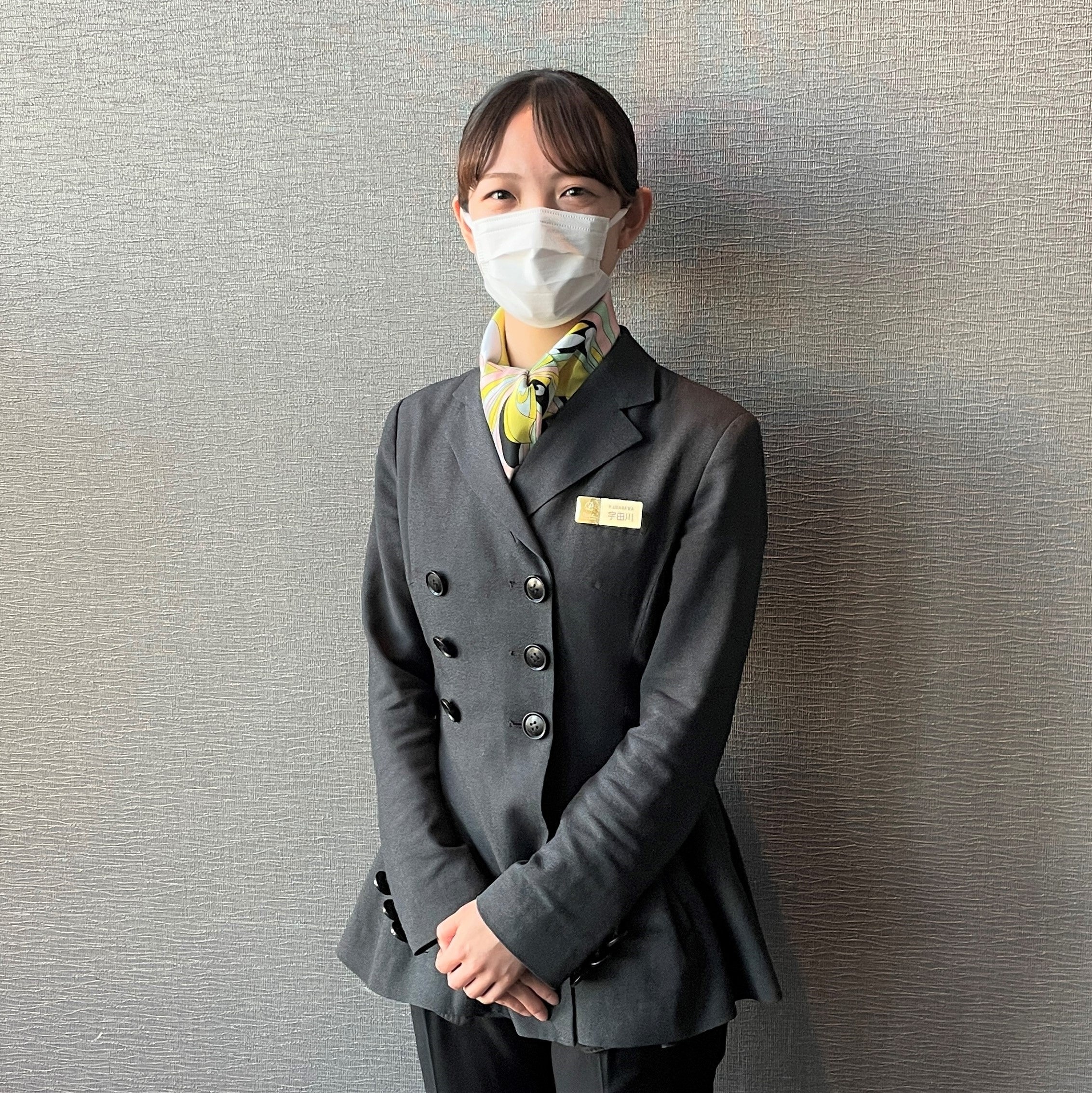 スカーフをまとったレストランスタッフ（品川プリンスホテル）