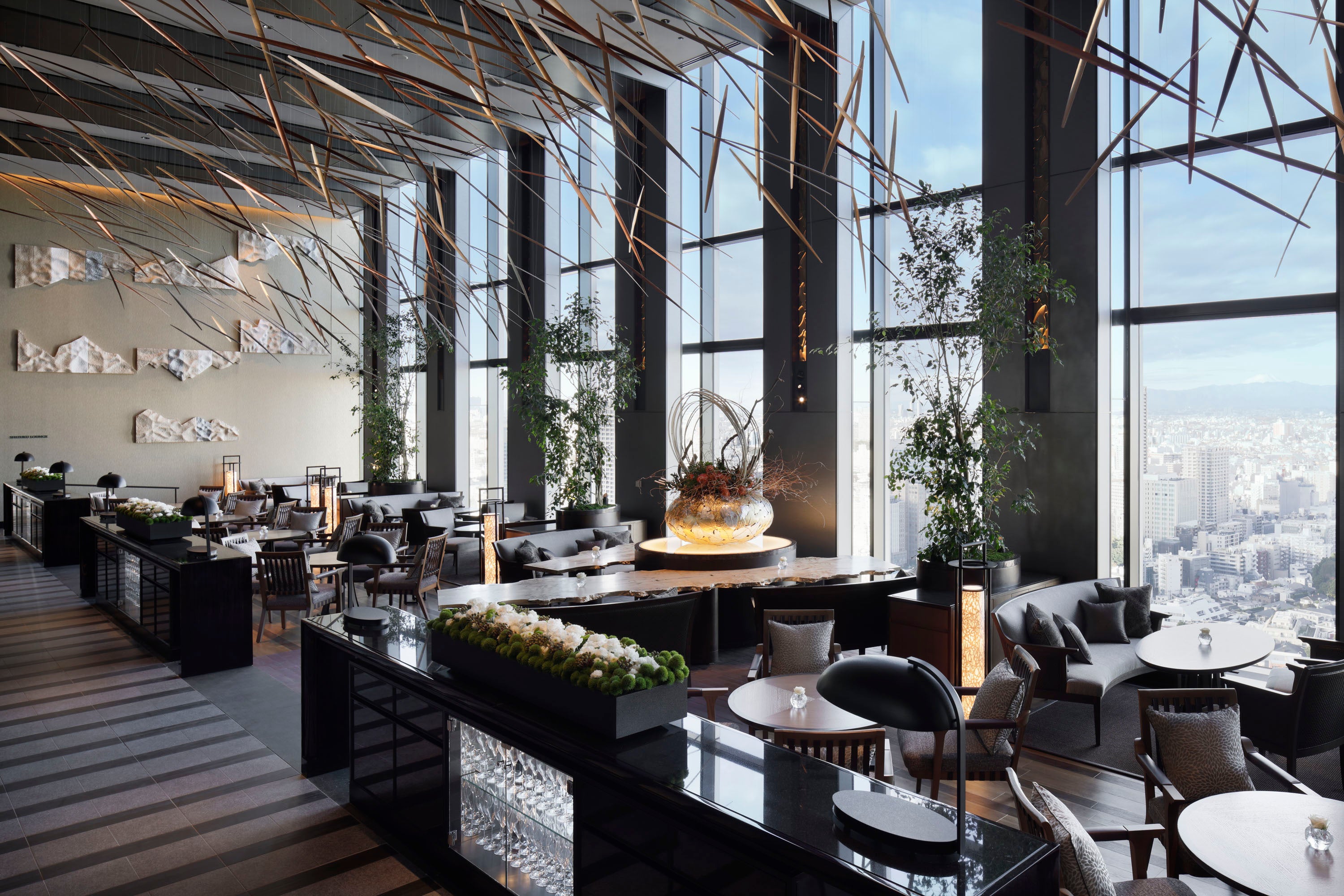 窓から都心の景色を望むホテル最上階のレストラン「DINING & BAR TABLE 9 TOKYO」内観（品川プリンスホテル）