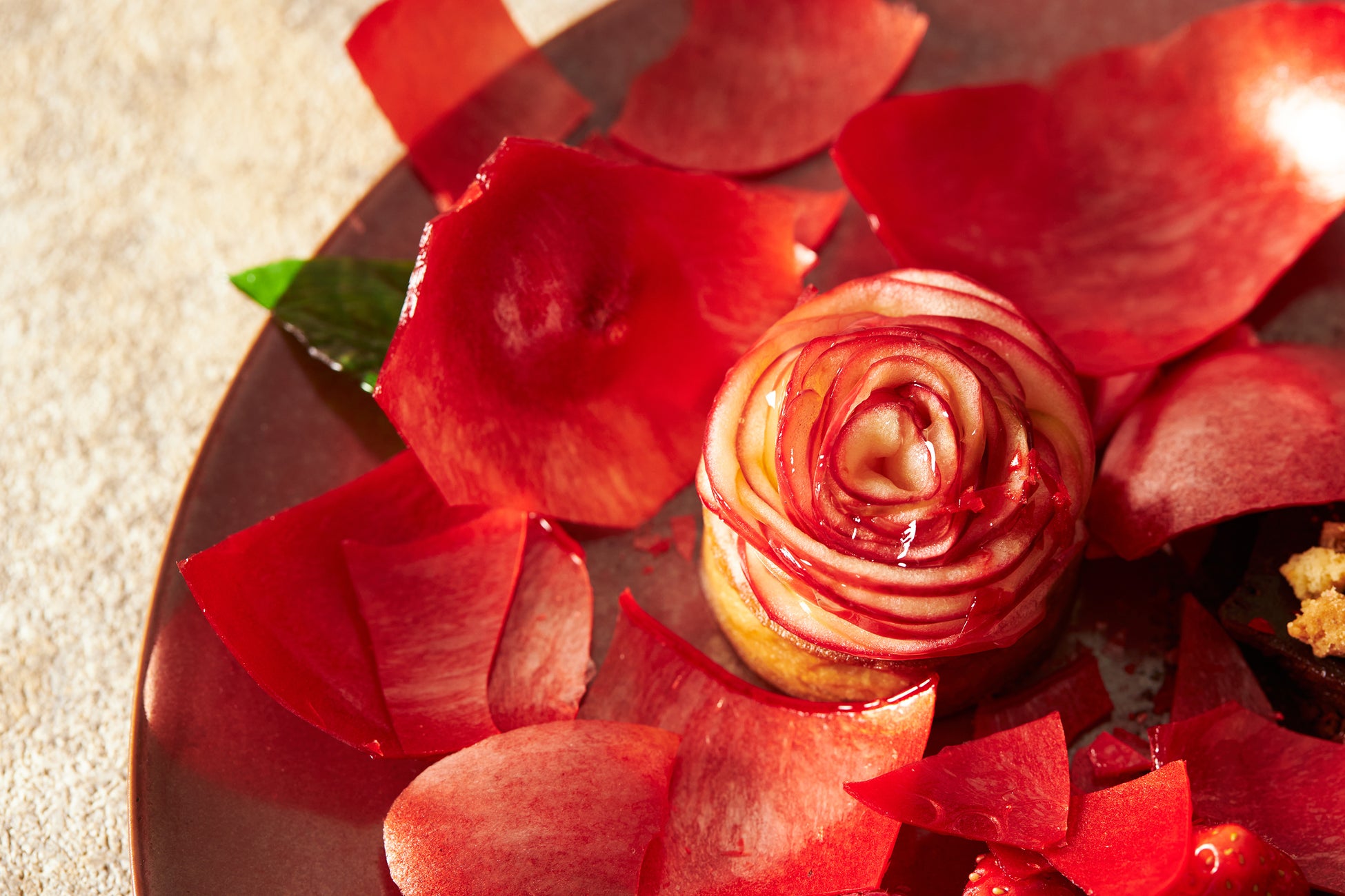 りんごを割ったらバラの花びらが特徴のタルト