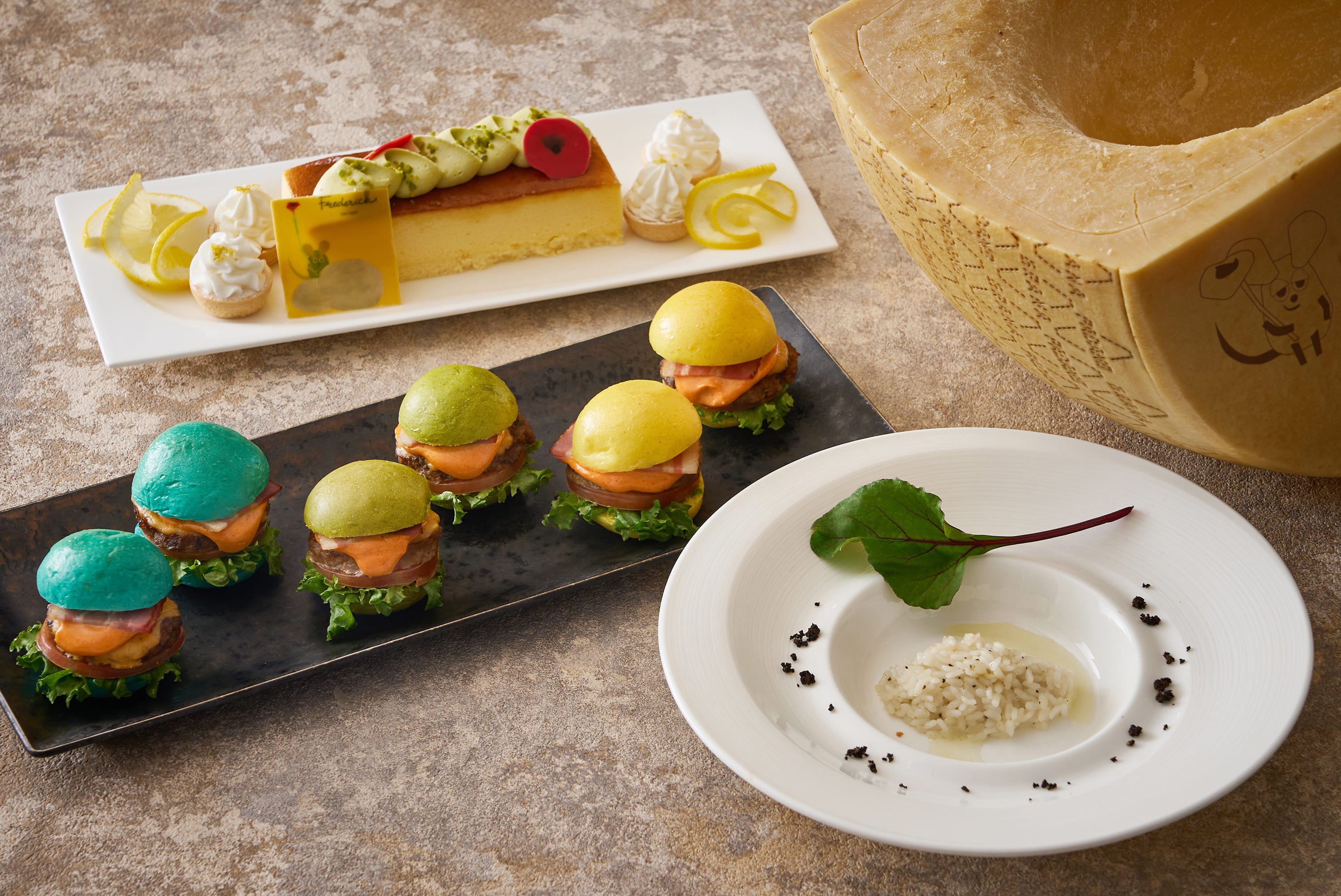 『あおくんときいろちゃん』をイメージしたカラフルなハプナバーガーなど絵本の世界観を表現したメニュー（品川プリンスホテル）