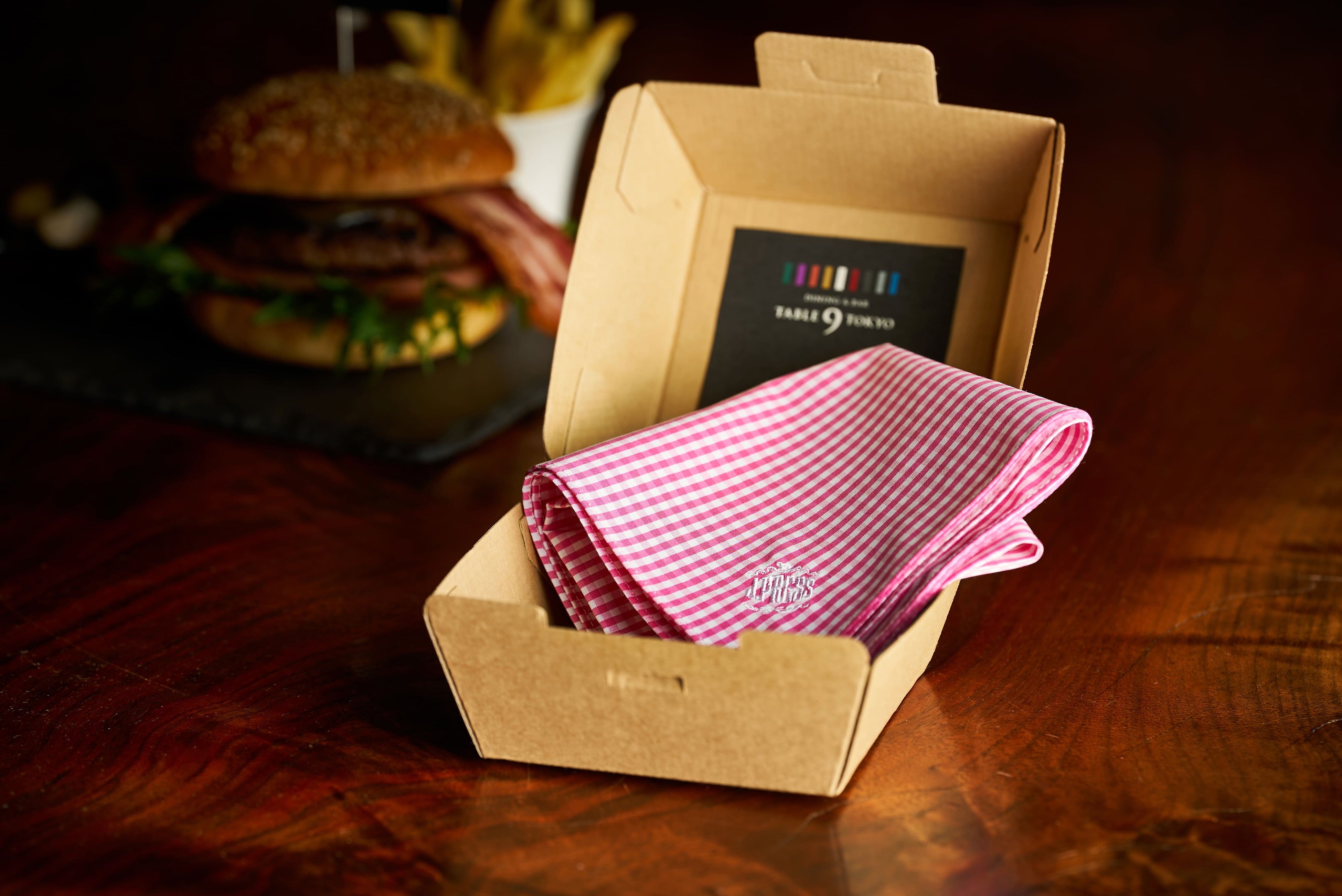 当コラボレーション限定で製作した、『J.PRESS』のロゴ入りのオリジナルハンカチ（品川プリンスホテル）