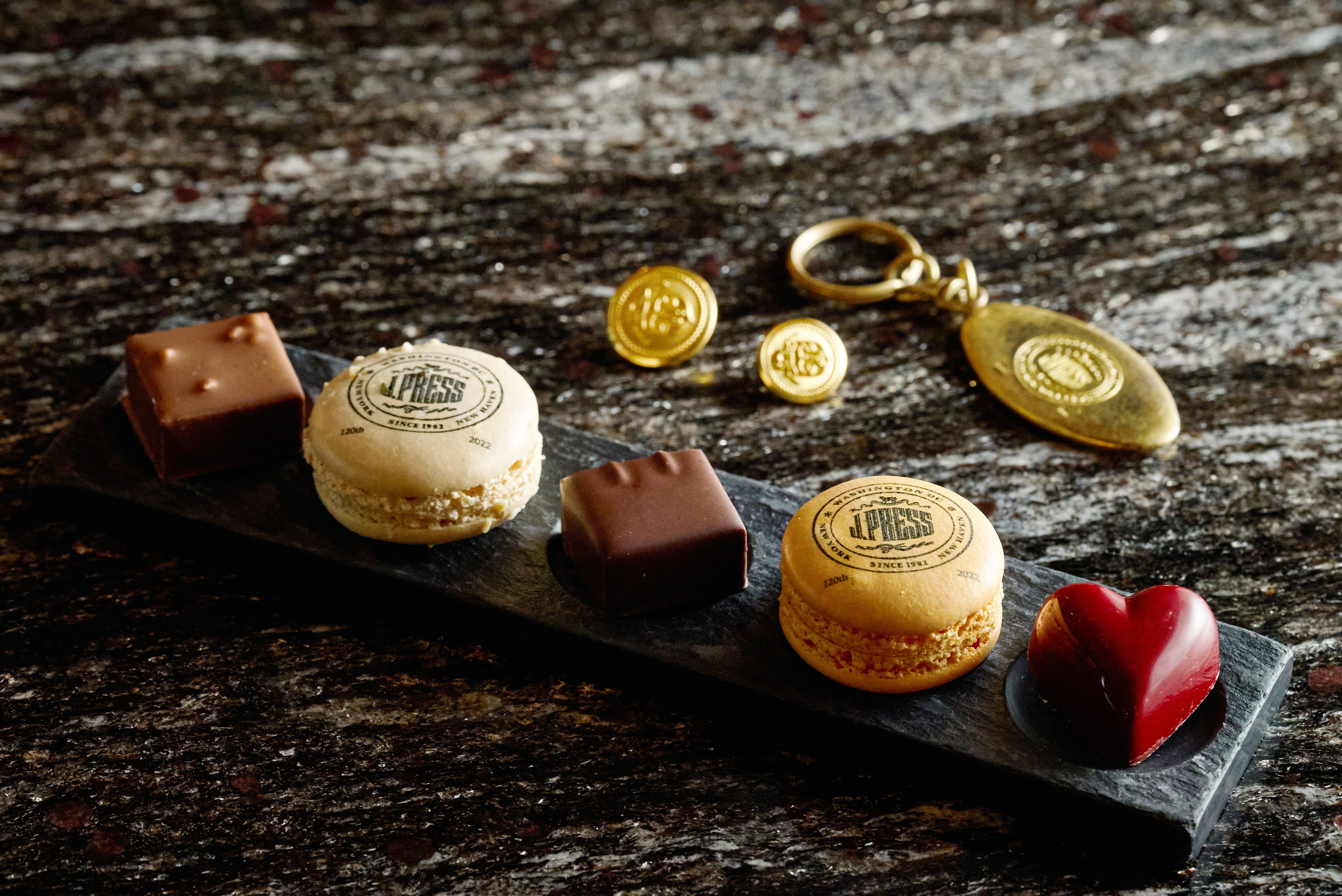 ロゴ入りのチョコレート＆マカロン（品川プリンスホテル）