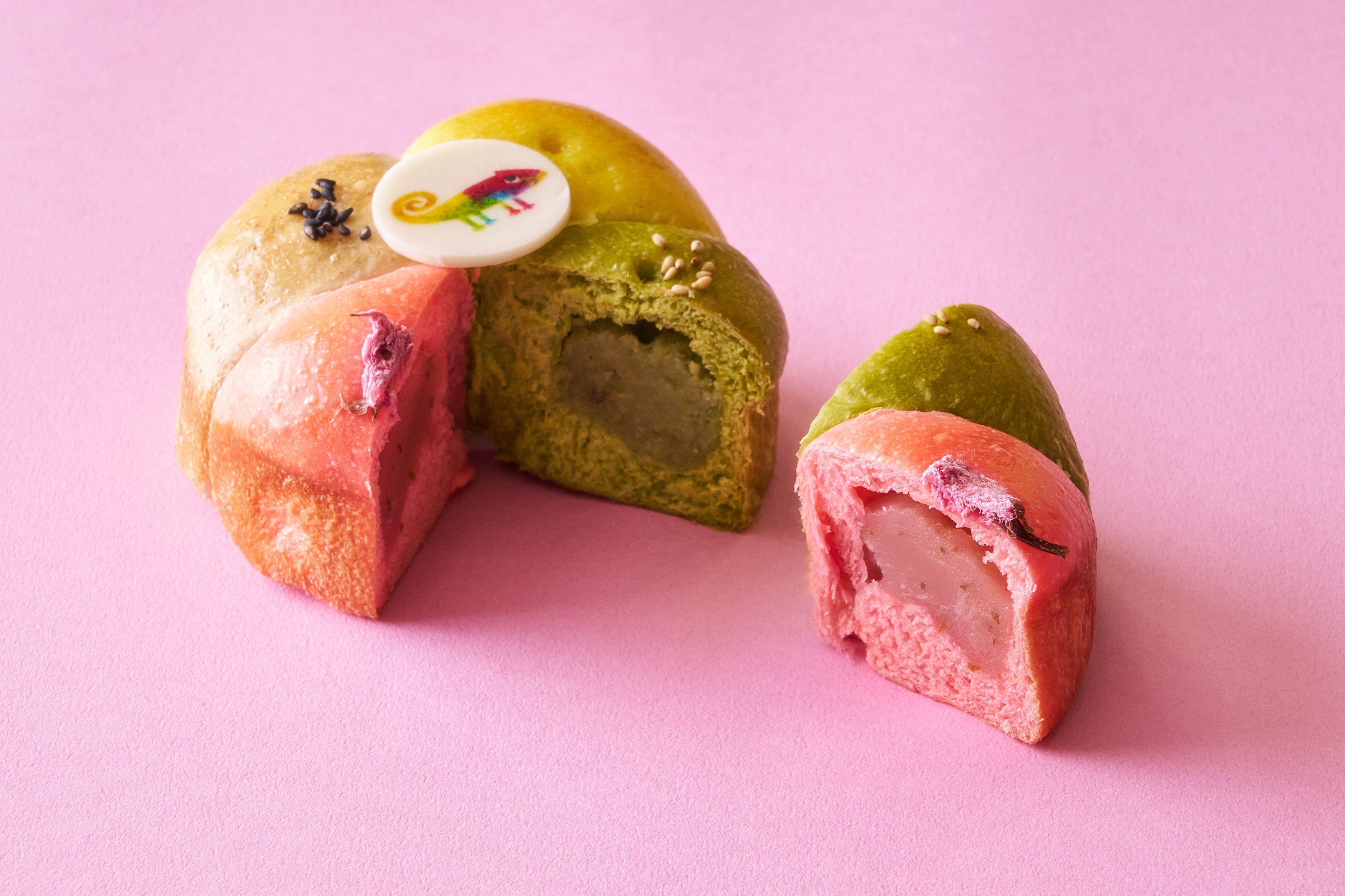 色に合わせて4種の異なる味に仕上げたカラフルパン（ブーランジュリーシナガワ）