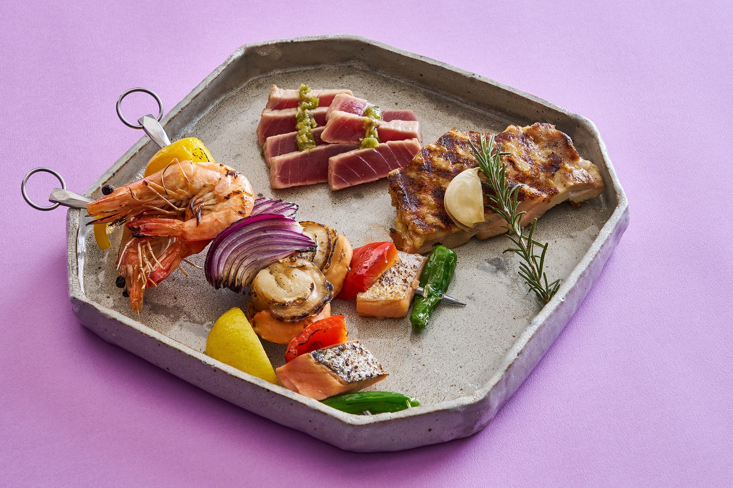 シェアスタイルで盛り合わせた3種のグリルの盛り合わせ（和ビストロ いちょう坂）