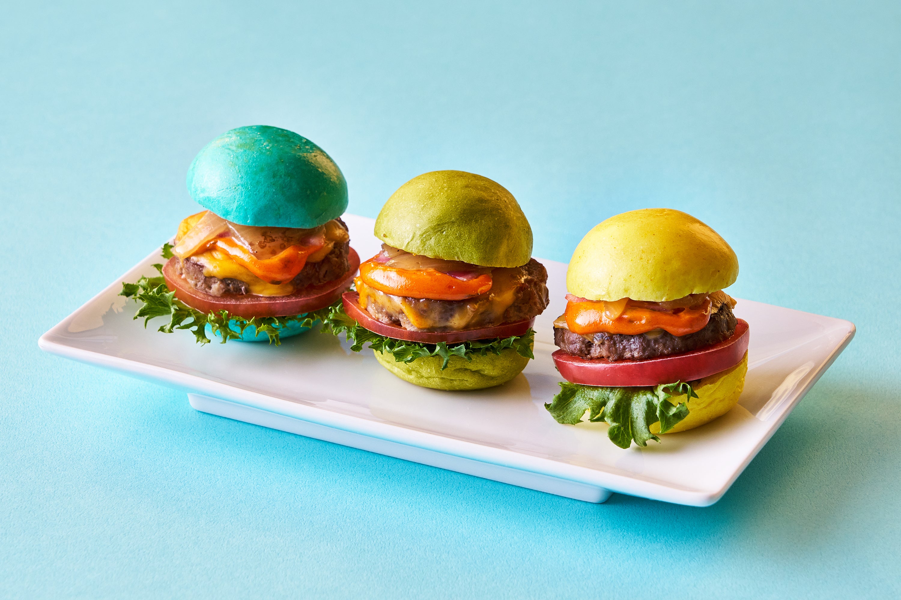 3色でカラフルに仕上げたハプナバーガー（LUXE DINING HAPUNA）