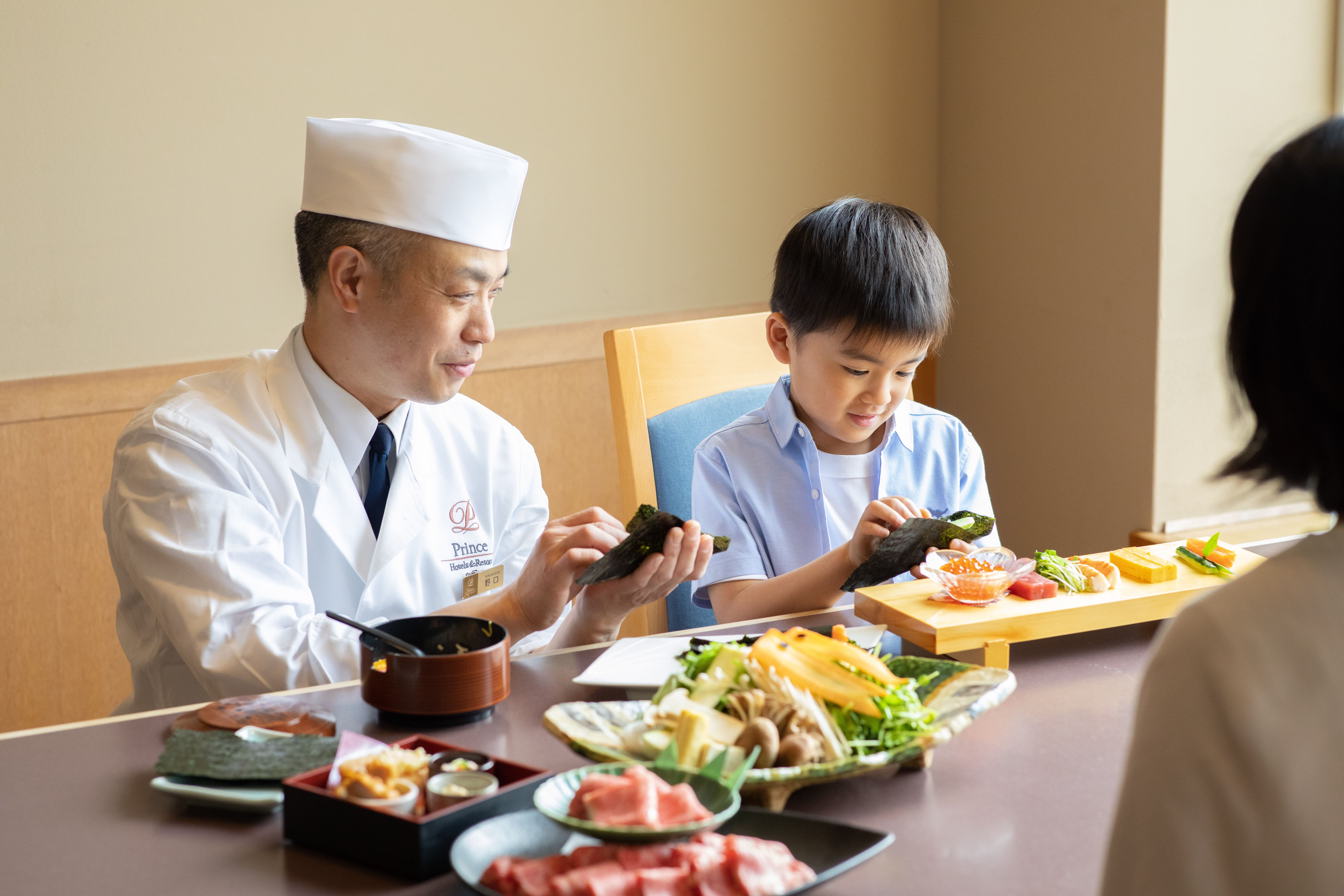 お子さまたちが主役となって作る手巻き寿司を楽しめる（品川プリンスホテル）