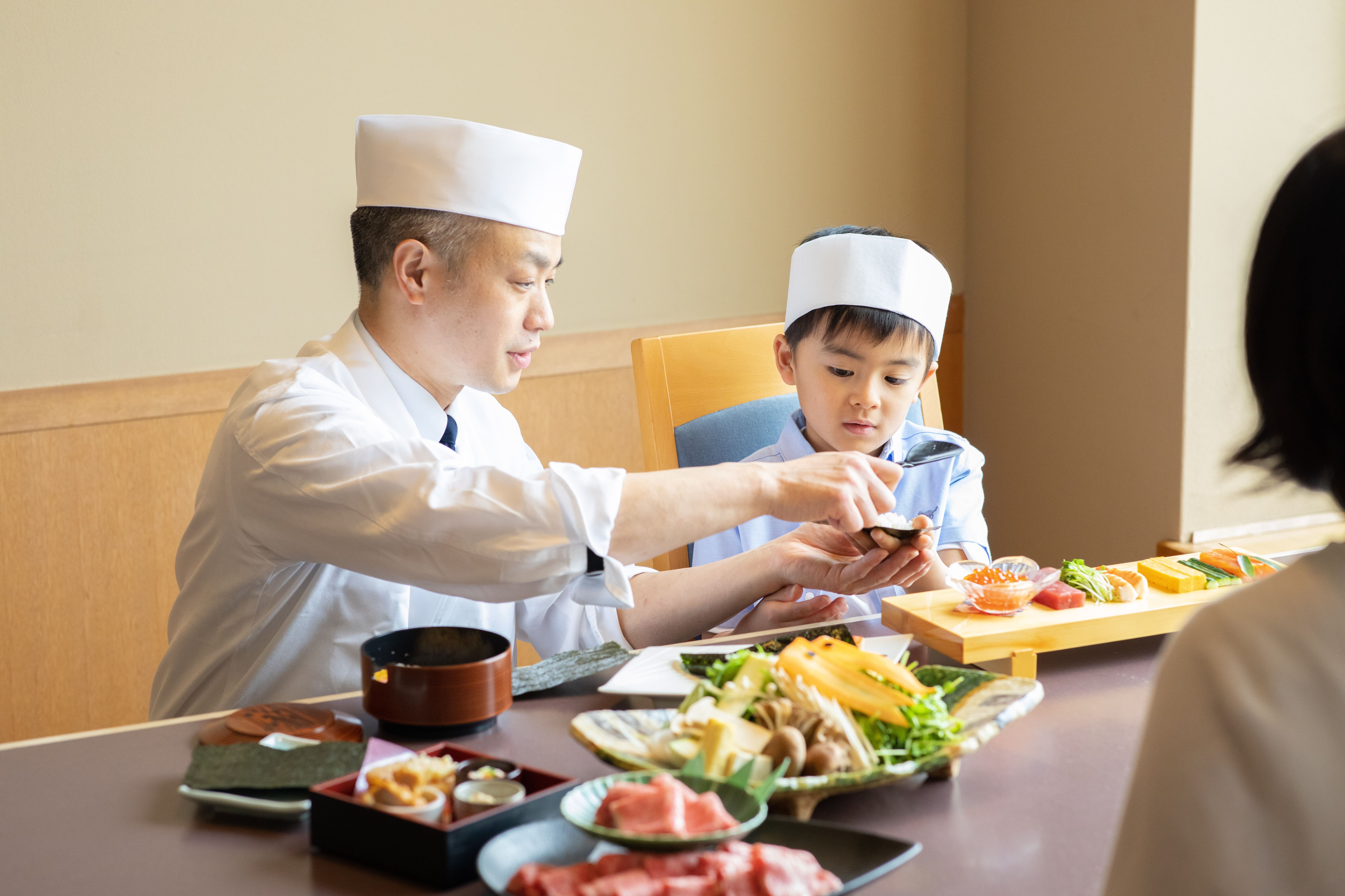 料理人のサポートにより手巻き寿司職人気分を楽しめる（品川プリンスホテル）