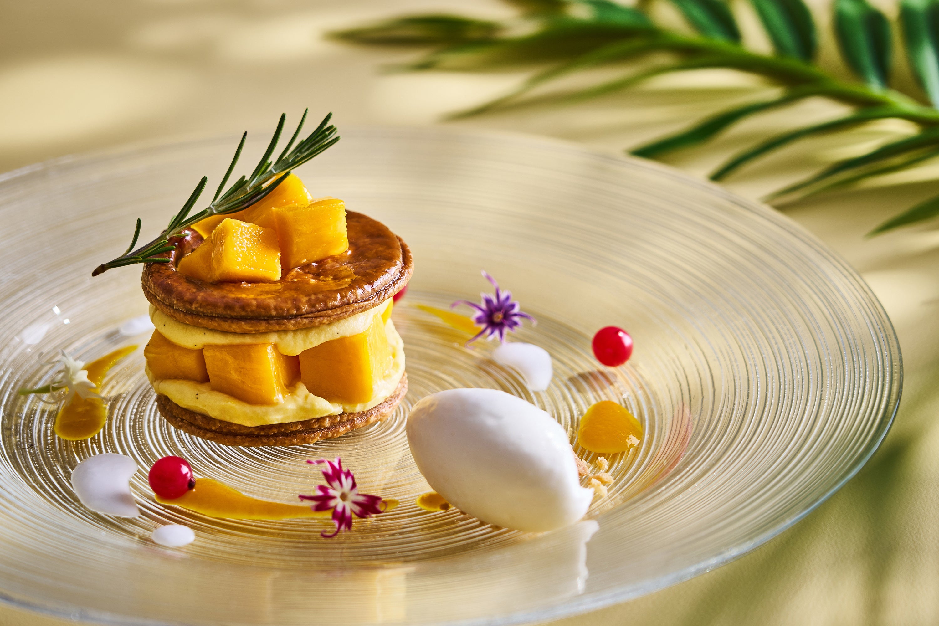 グランデザート「マンゴーのミルフィーユ」（品川プリンスホテル）