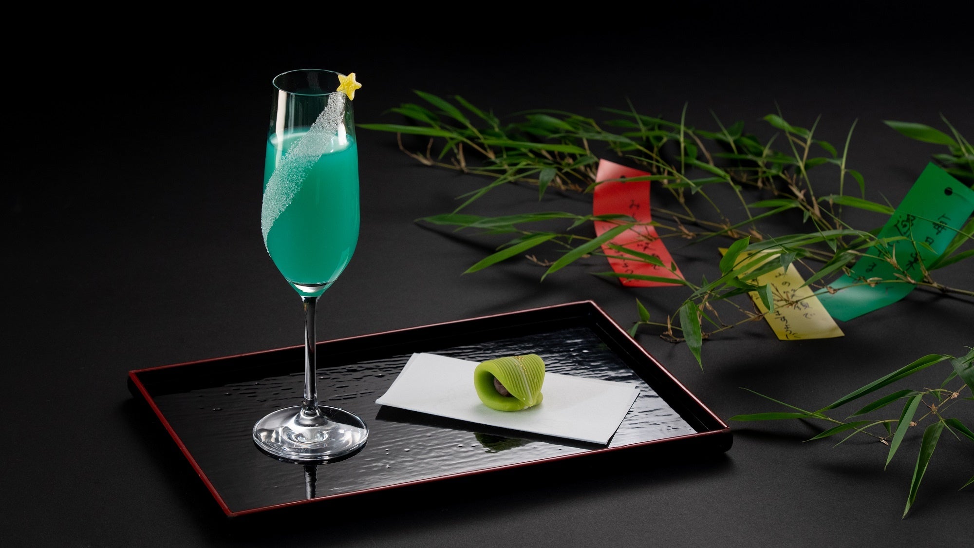 天の川をイメージしたドリンクと笹の葉を模った上生菓子のセット