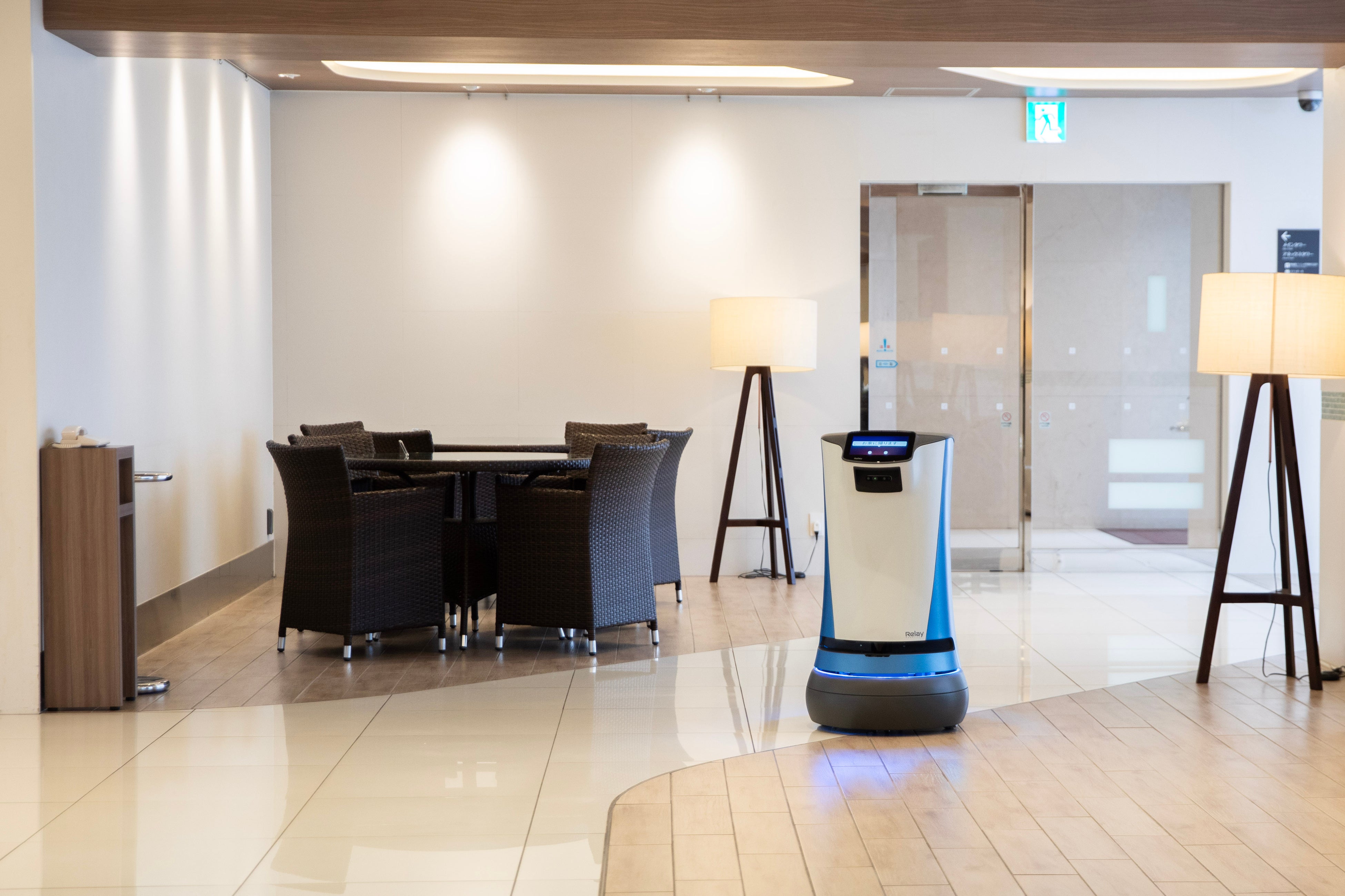 障害物や人を回避しながら移動（品川プリンスホテル Nタワー）