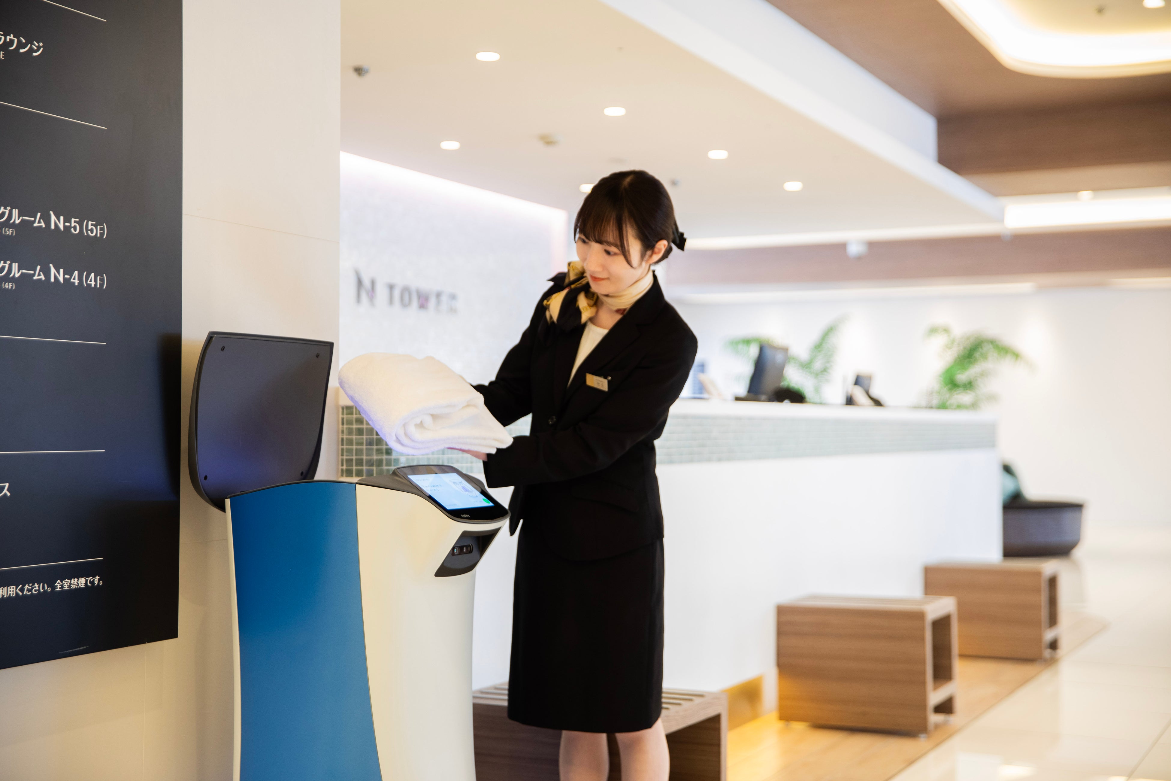 ホテルスタッフが荷物をセット（品川プリンスホテル Nタワー）