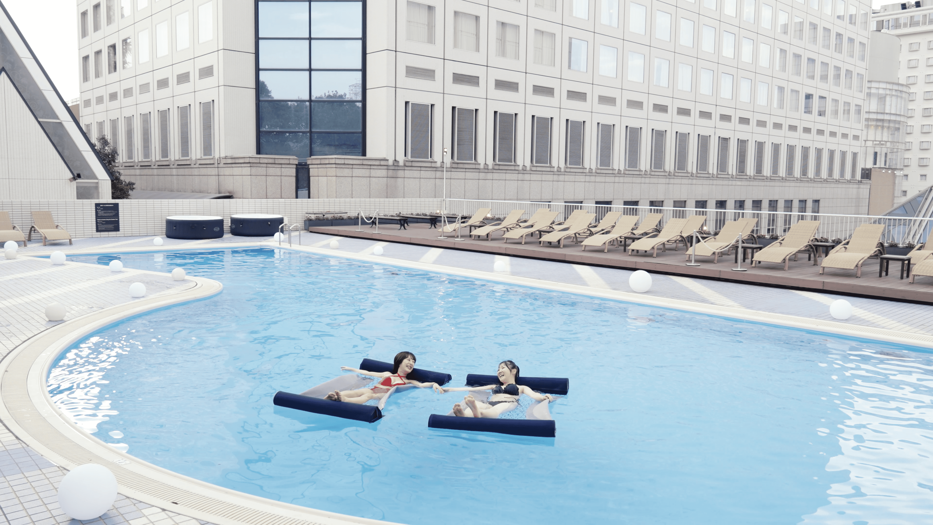 プールに浮かび空を見上げる絶景体験