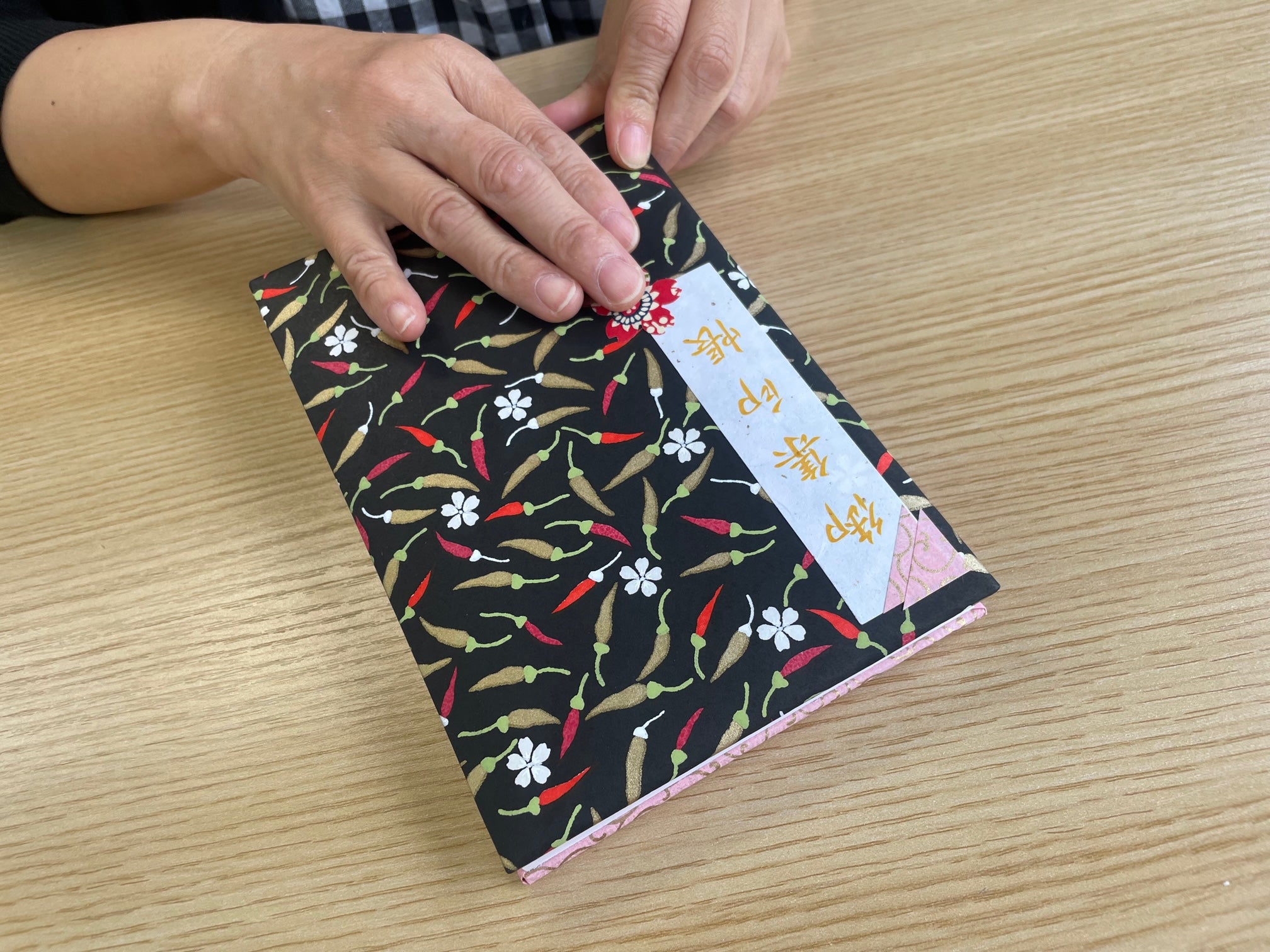 数十種類の友禅和紙からお好きな柄を選んで制作