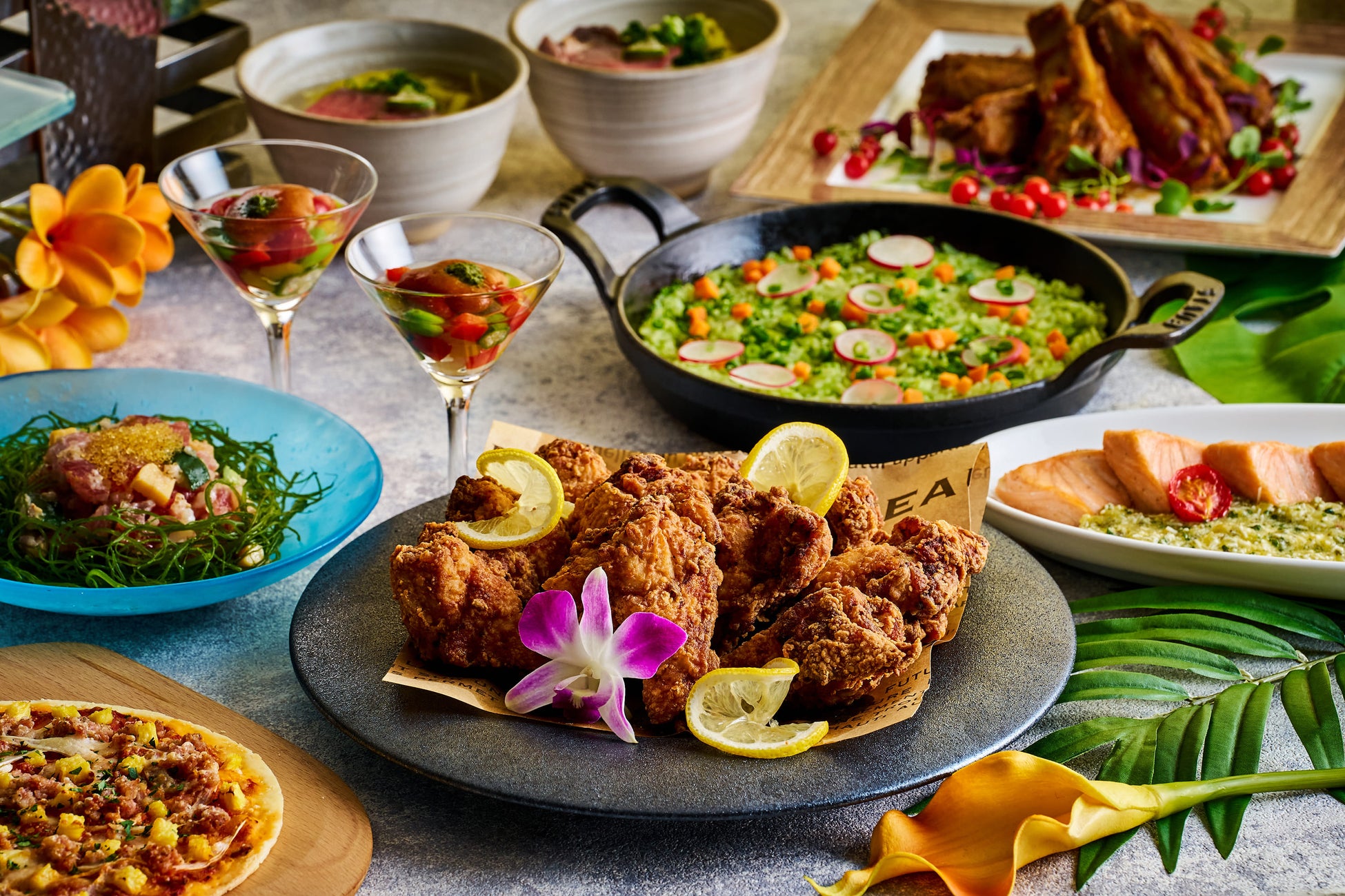 モチコチキンやロミロミシーフードなどブッフェメニューをご用意(品川プリンスホテル「LUXE DINING HAPUNA」)