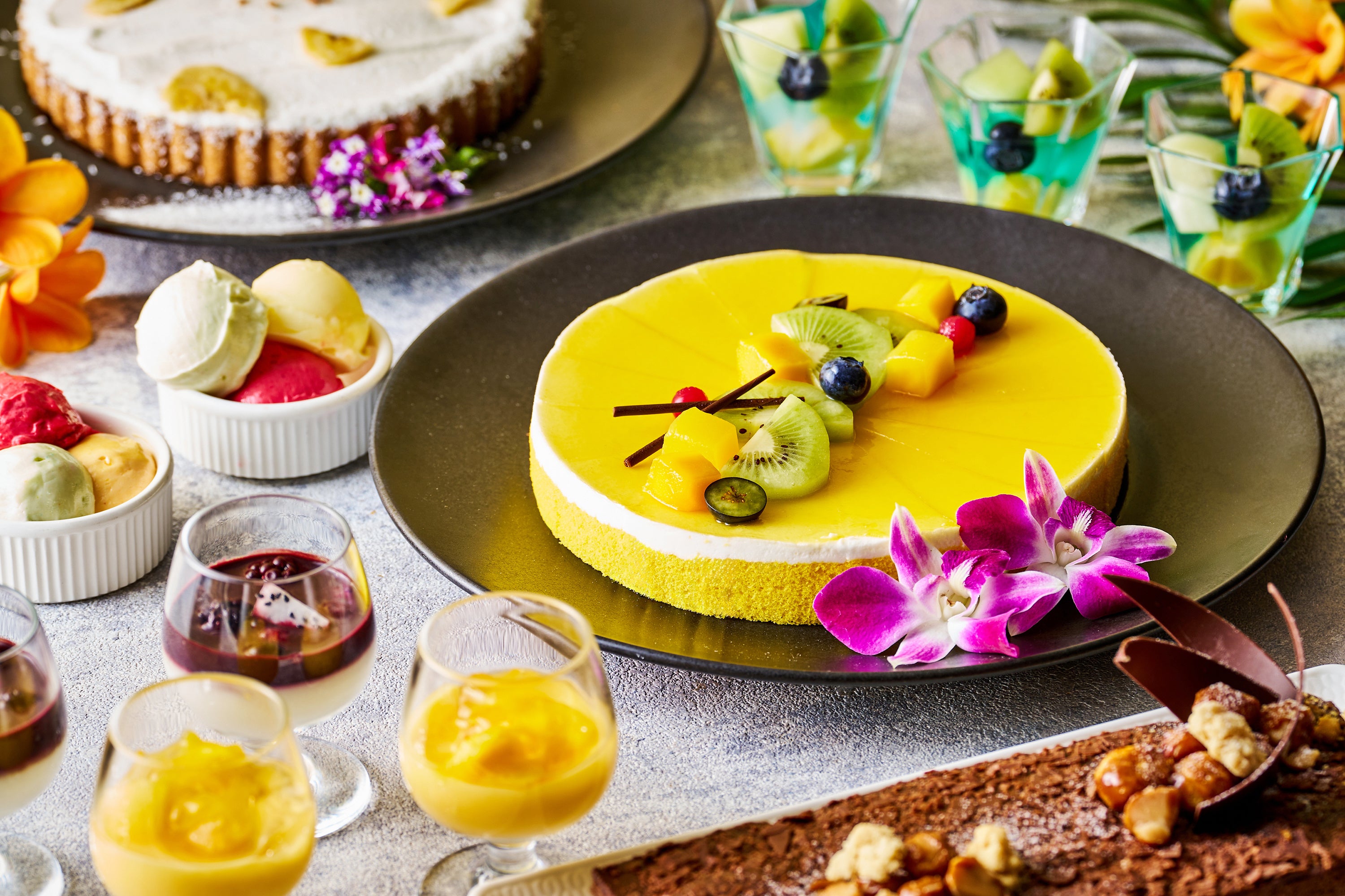 ハワイアンミュージックの流れる開放的なレストランでブッフェを楽しむ（品川プリンスホテル）