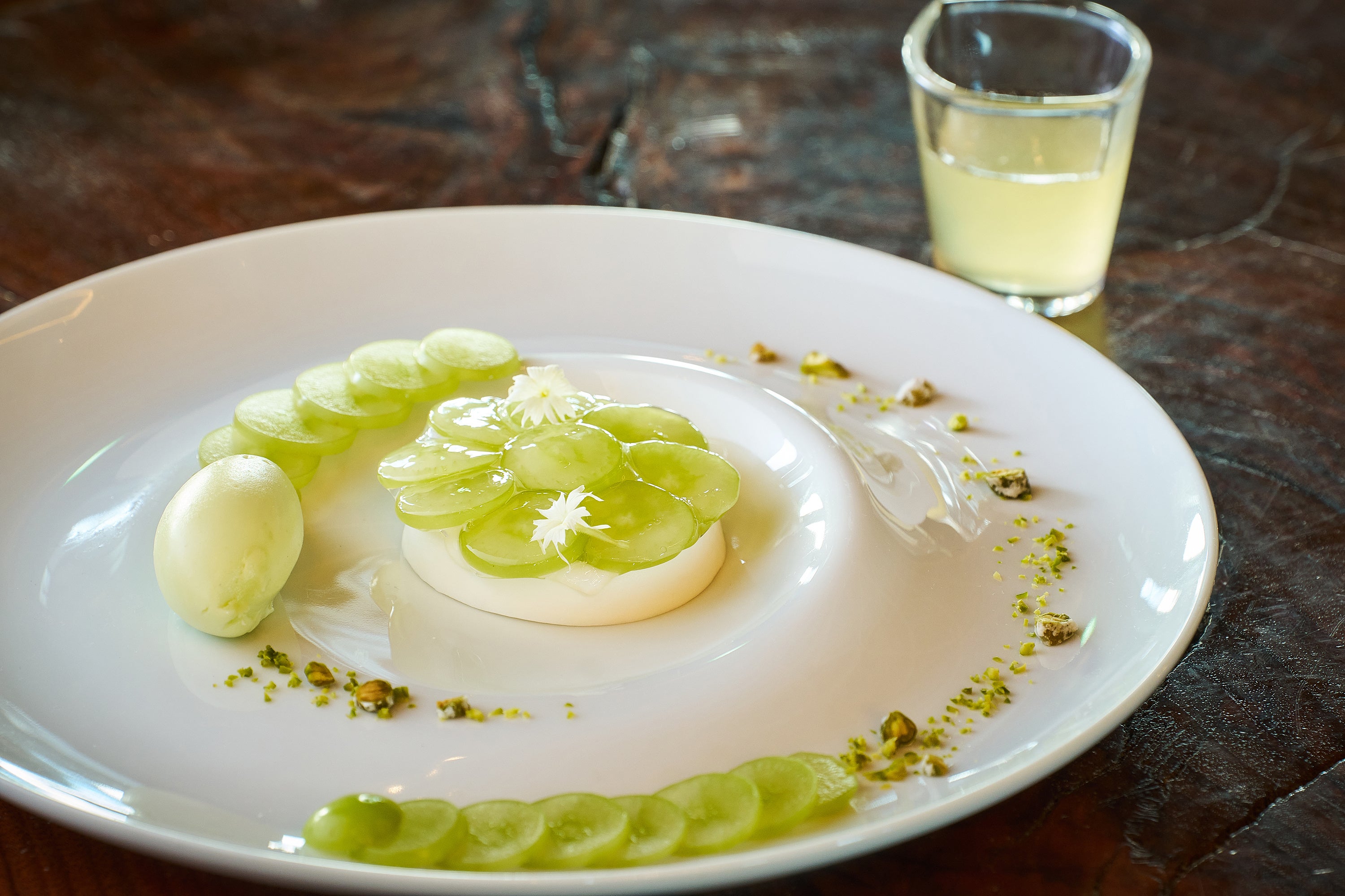 グランデザート「葡萄とヨーグルトのムース　はちみつのソース添え」（品川プリンスホテル）