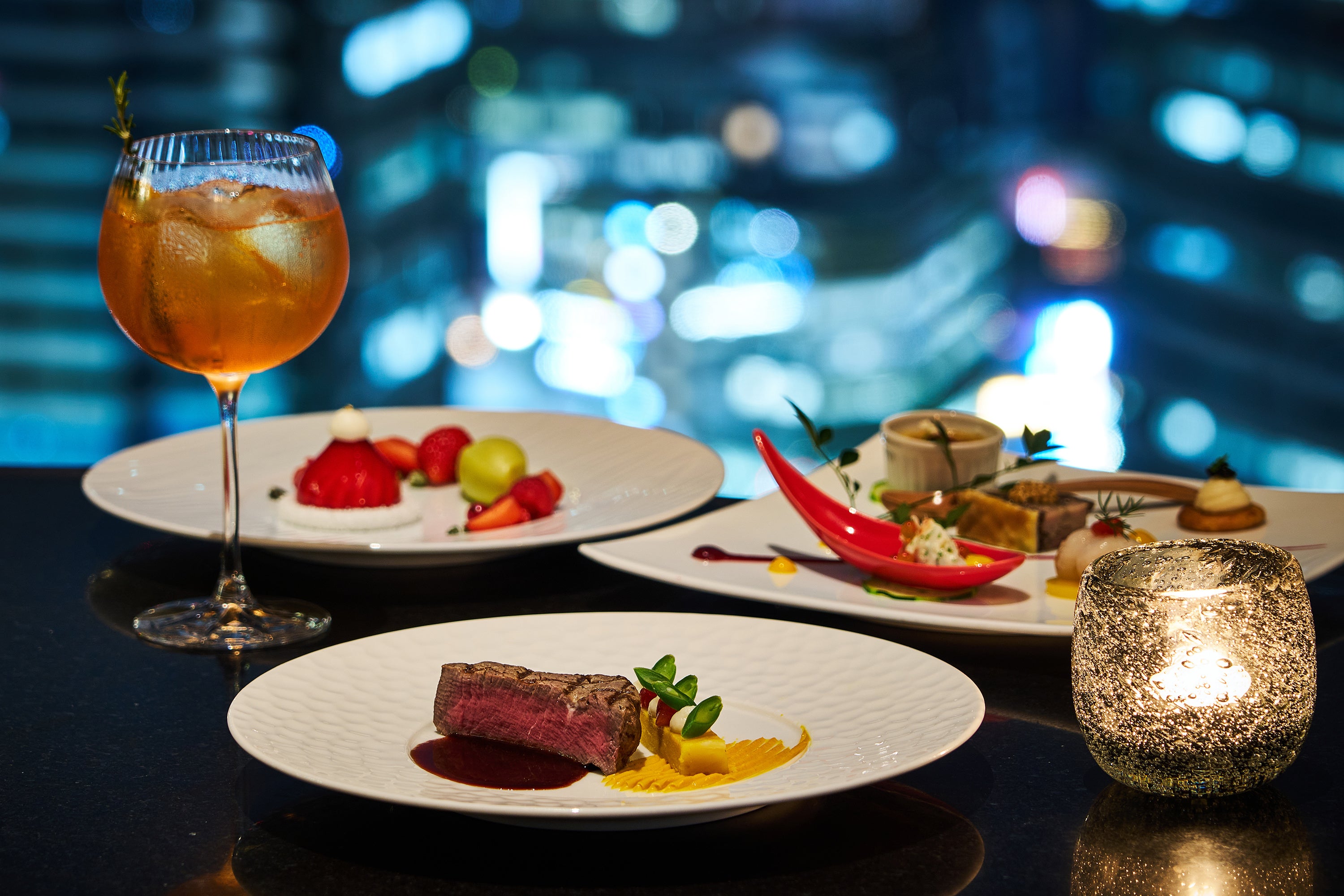 眼下に望む夜景とともに楽しむペアディナー（品川プリンスホテル「DINING & BAR TABLE 9 TOKYO」）