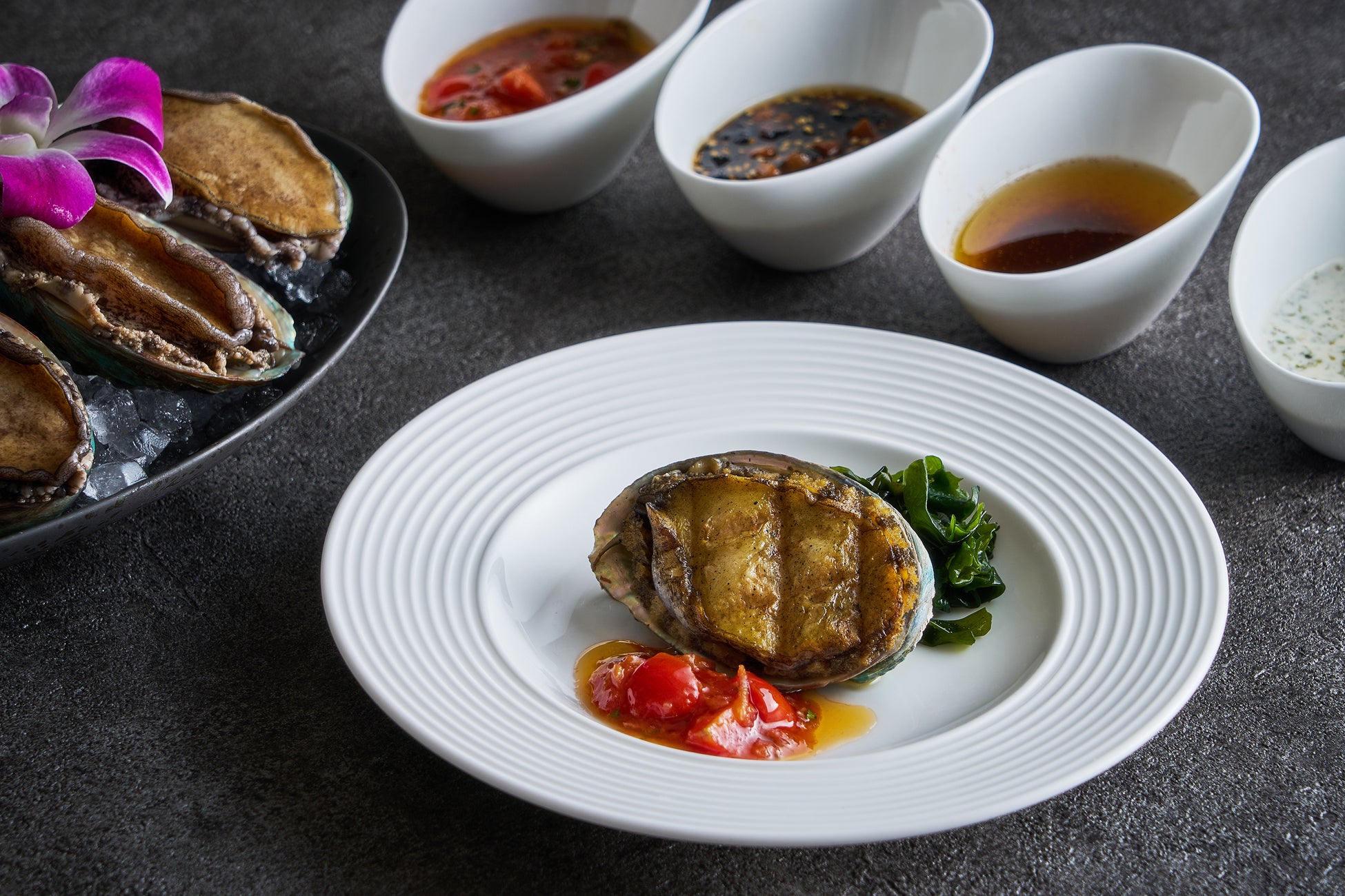 「週替わりのソースで楽しむ活蝦夷鮑の網焼き」(品川プリンスホテル「LUXE DINING HAPUNA」)