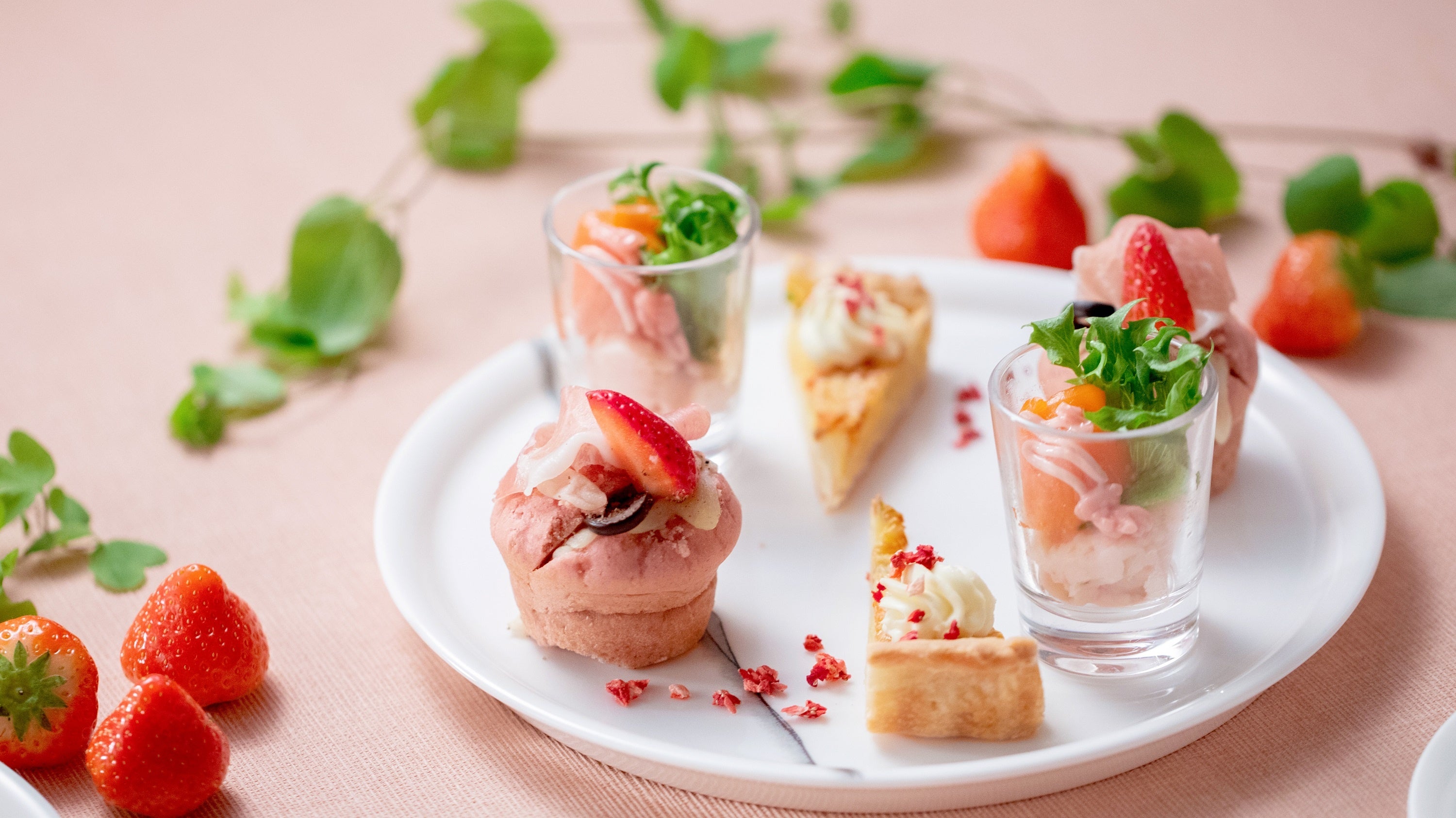 いちごをアレンジした華やかな見た目のセイボリー